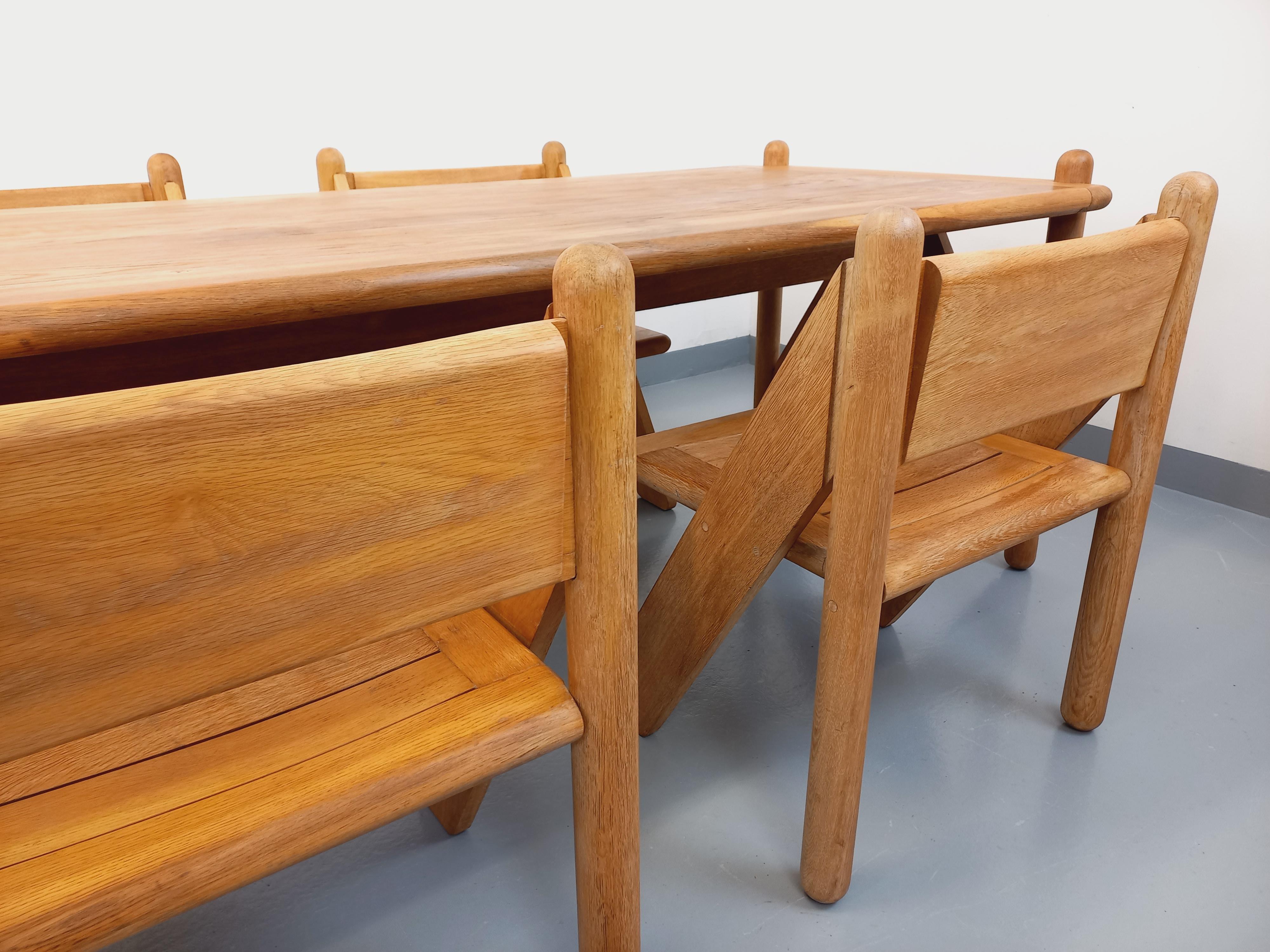 Suite exceptionnelle d'une grande table rectangulaire et de 4 chaises brutaliste (Holz) im Angebot