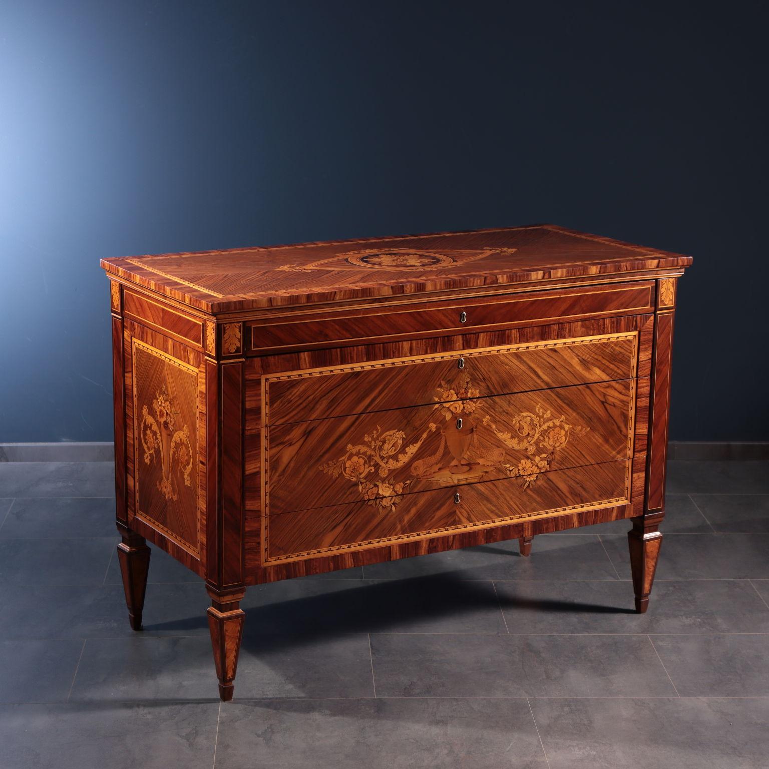Altro Suite Maggiolini Noce Italia 1804 in vendita