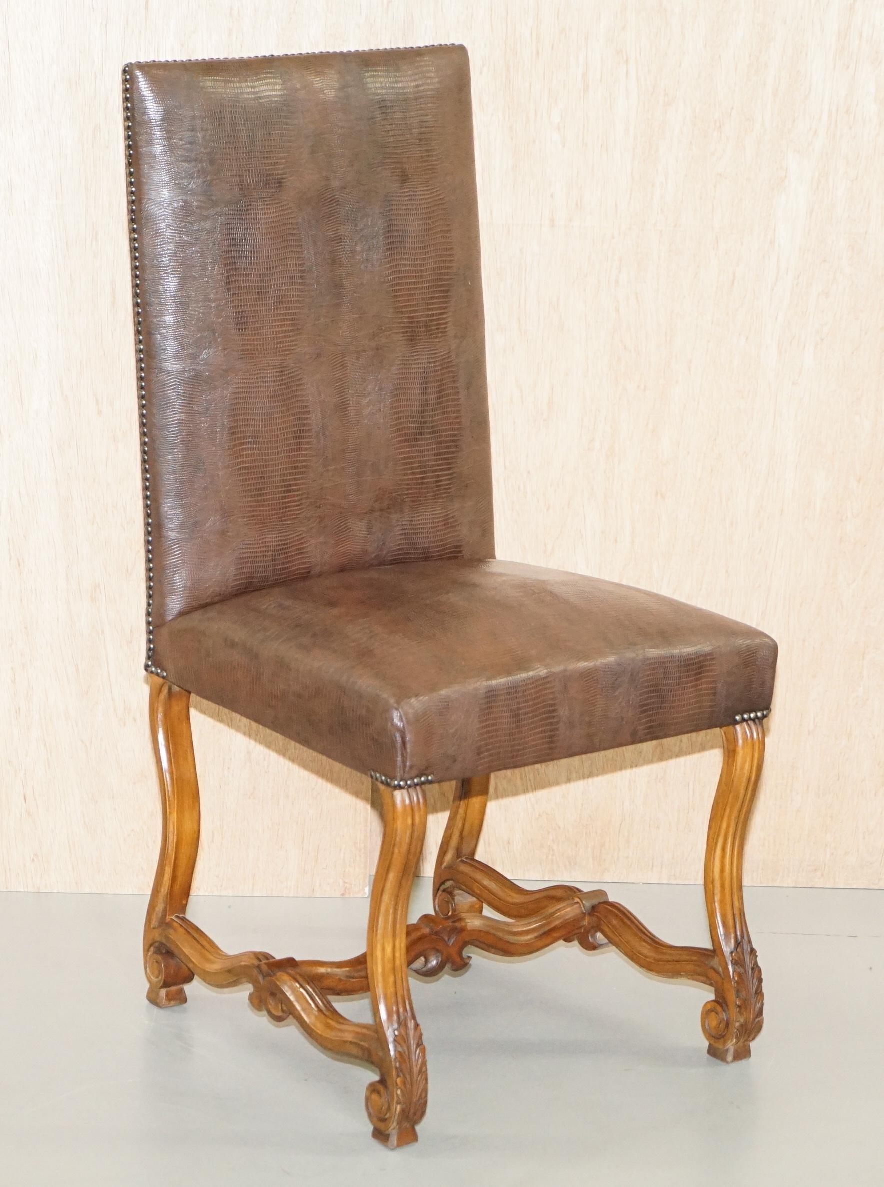 Wir freuen uns, diese exquisite Reihe von in Italien handgefertigten Carolean-Esszimmerstühlen mit Nussbaumrahmen und braunen Lederpolstern mit Krokodilpatina zum Verkauf anbieten zu können

Eine wirklich bedeutende und außergewöhnlich fein