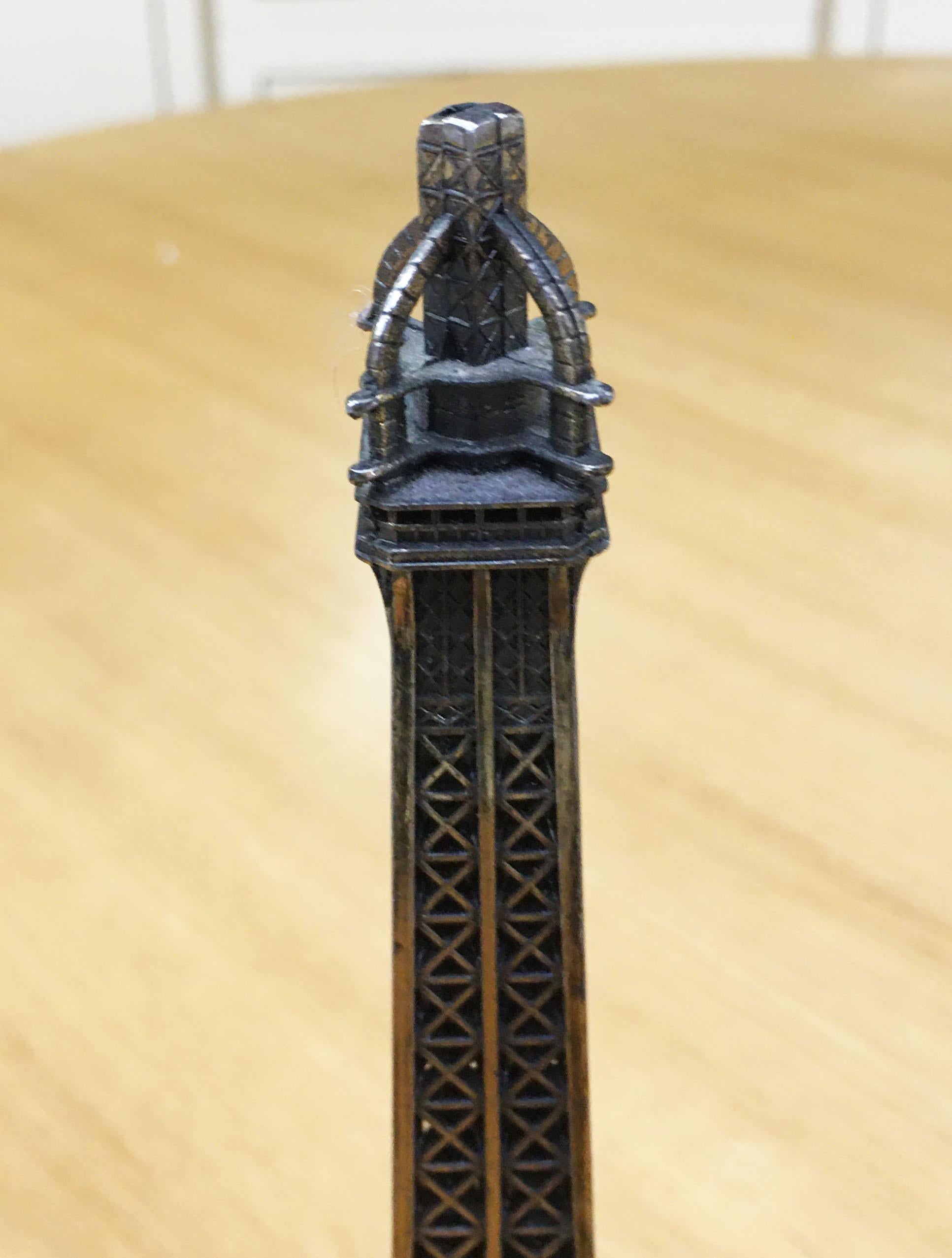 Fin du 20e siècle Suite de 9 tours Eiffel vintage en modèle réduit, vers 1970-1980 en vente