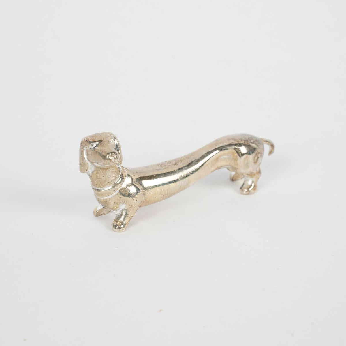 Suite of 12 silver-plated dog-shaped knife rests, 1980.

Suite of 12 silver-plated dog-shaped knife rests from the 1980s, in their boxes.
Box: H: 3cm, W: 7cm, D: 1.5cm