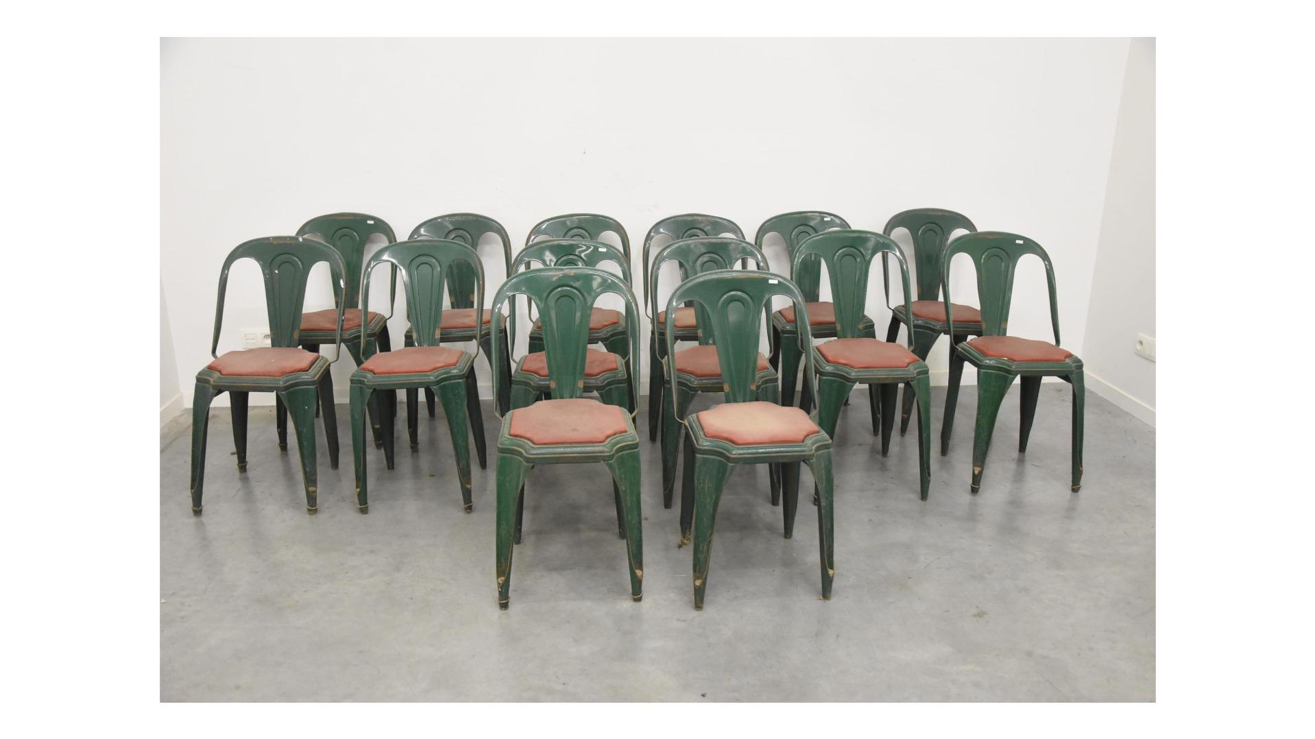 Suite de 14 chaises industrielles de la marque fibrocit, circa 1950 
Usure normale, éraflures, absence de pelures, petites taches de rouille superficielles.