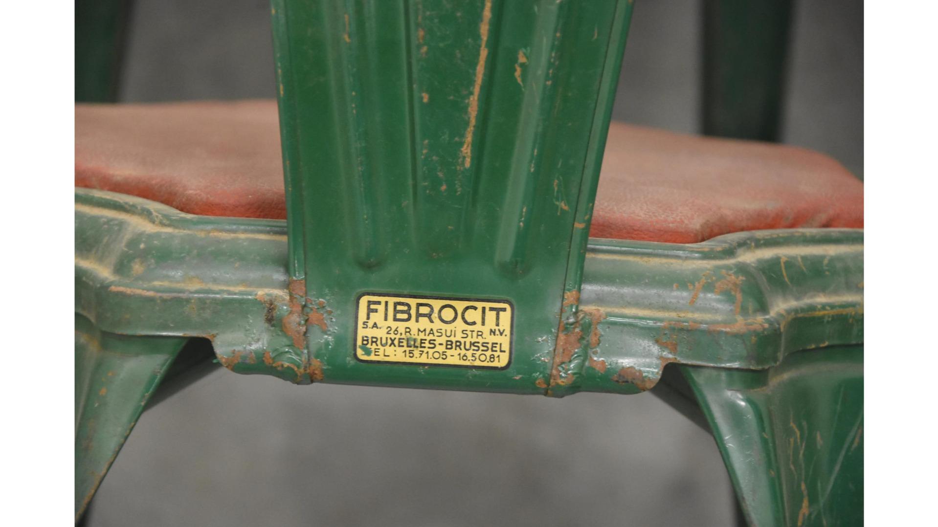 Belge Suite de 14 chaises industrielles de la marque Fibrocit, datant d'environ 1950 en vente