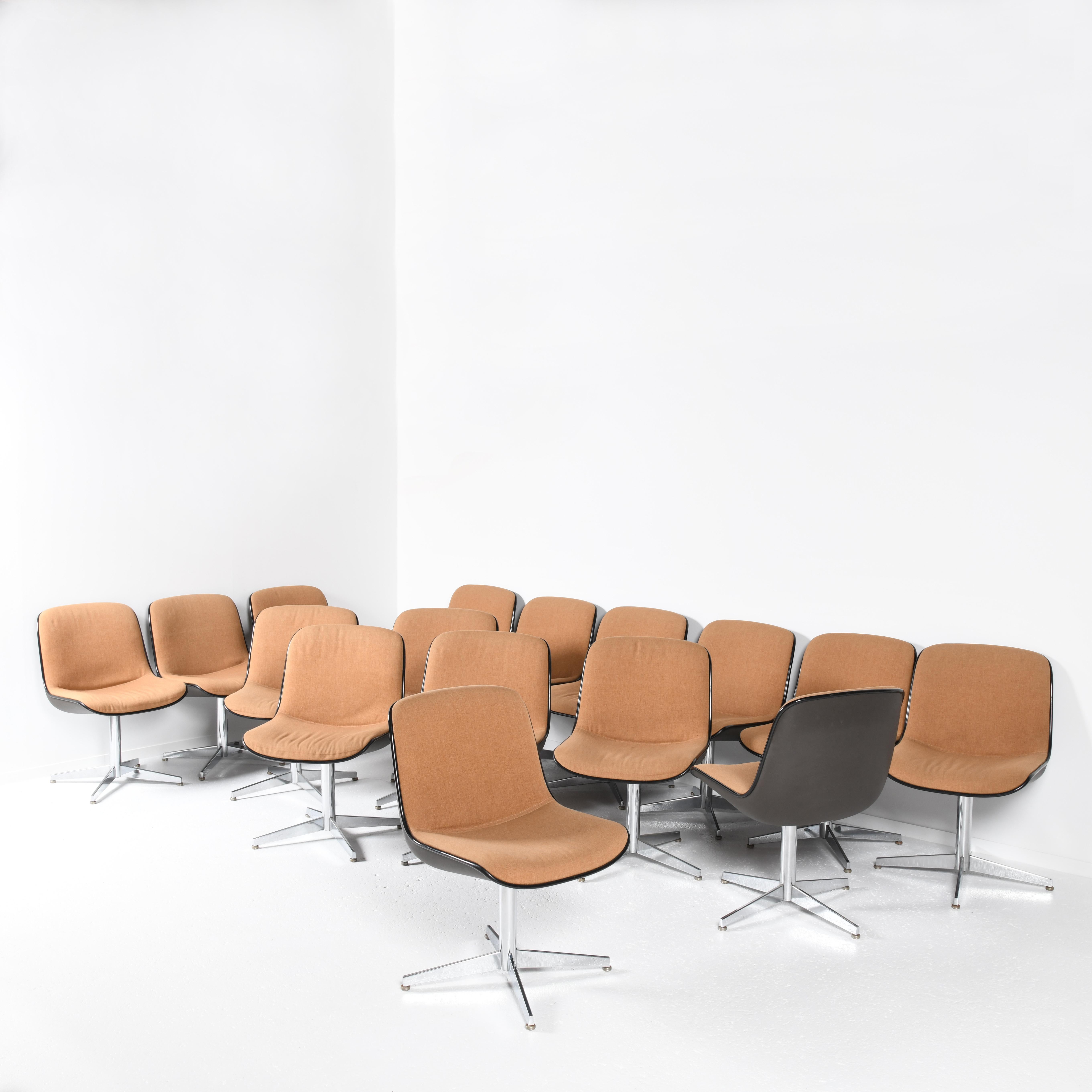 An exceptional series of 16 chairs produced by the French manufacturer Strafor in the 1970s. The design is attribued to Randall Buck, model 451, chair -version. They are in the style of Charles Pollock's chairs and can be placed around a conference