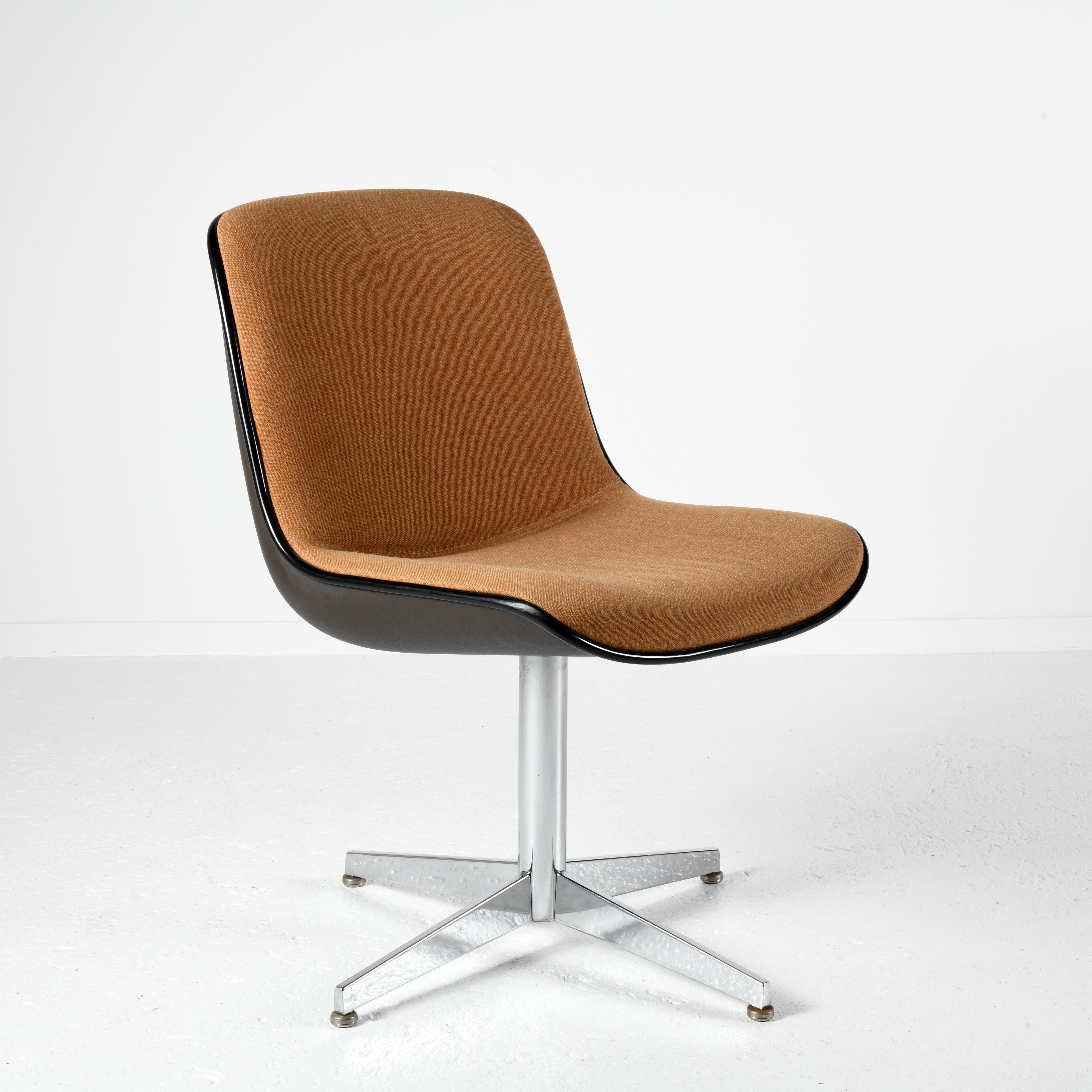 French Suite of 16 chairs model 451 designed by Randall Buck for Strafor France 1970s
