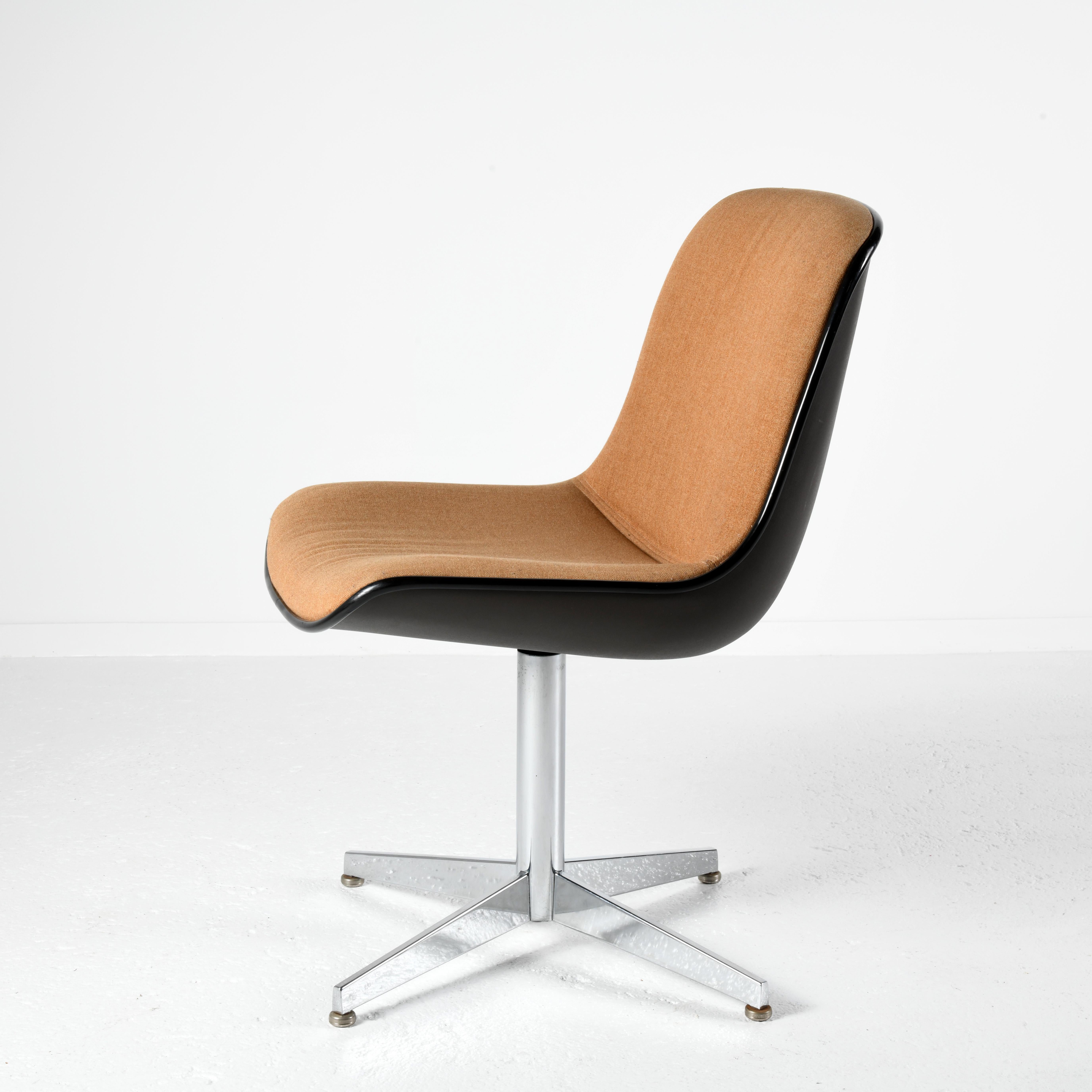 Late 20th Century Suite of 16 chairs model 451 designed by Randall Buck for Strafor France 1970s