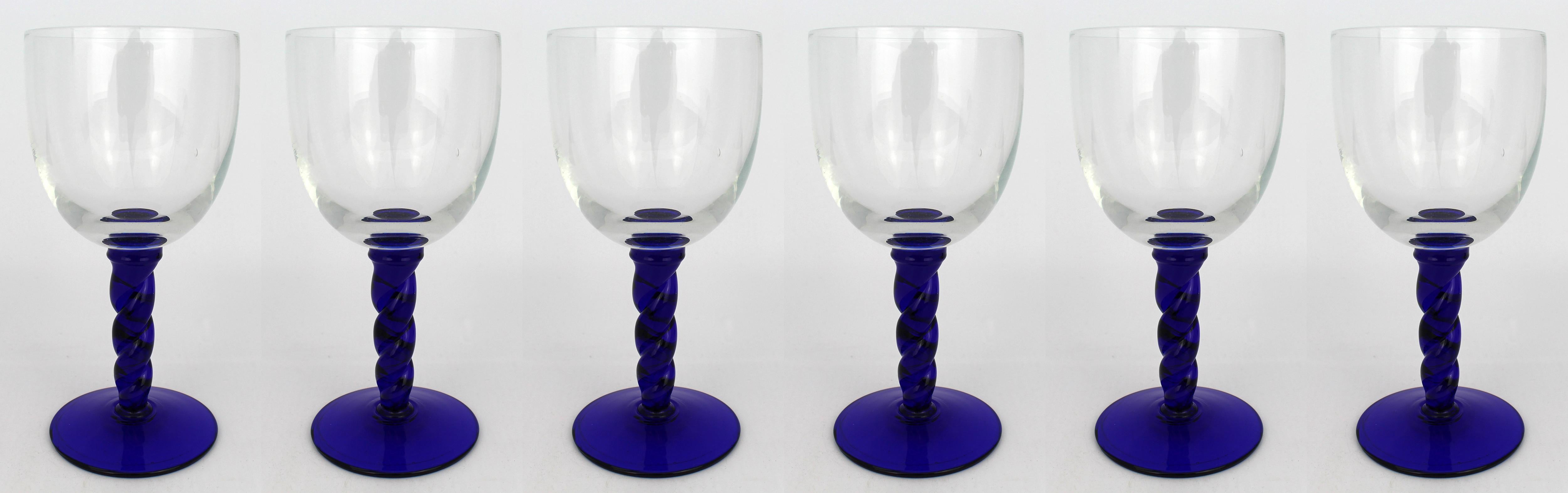 Francese Suite di 24 bicchieri di cristallo francese con steli ritorti blu cobalto in vendita