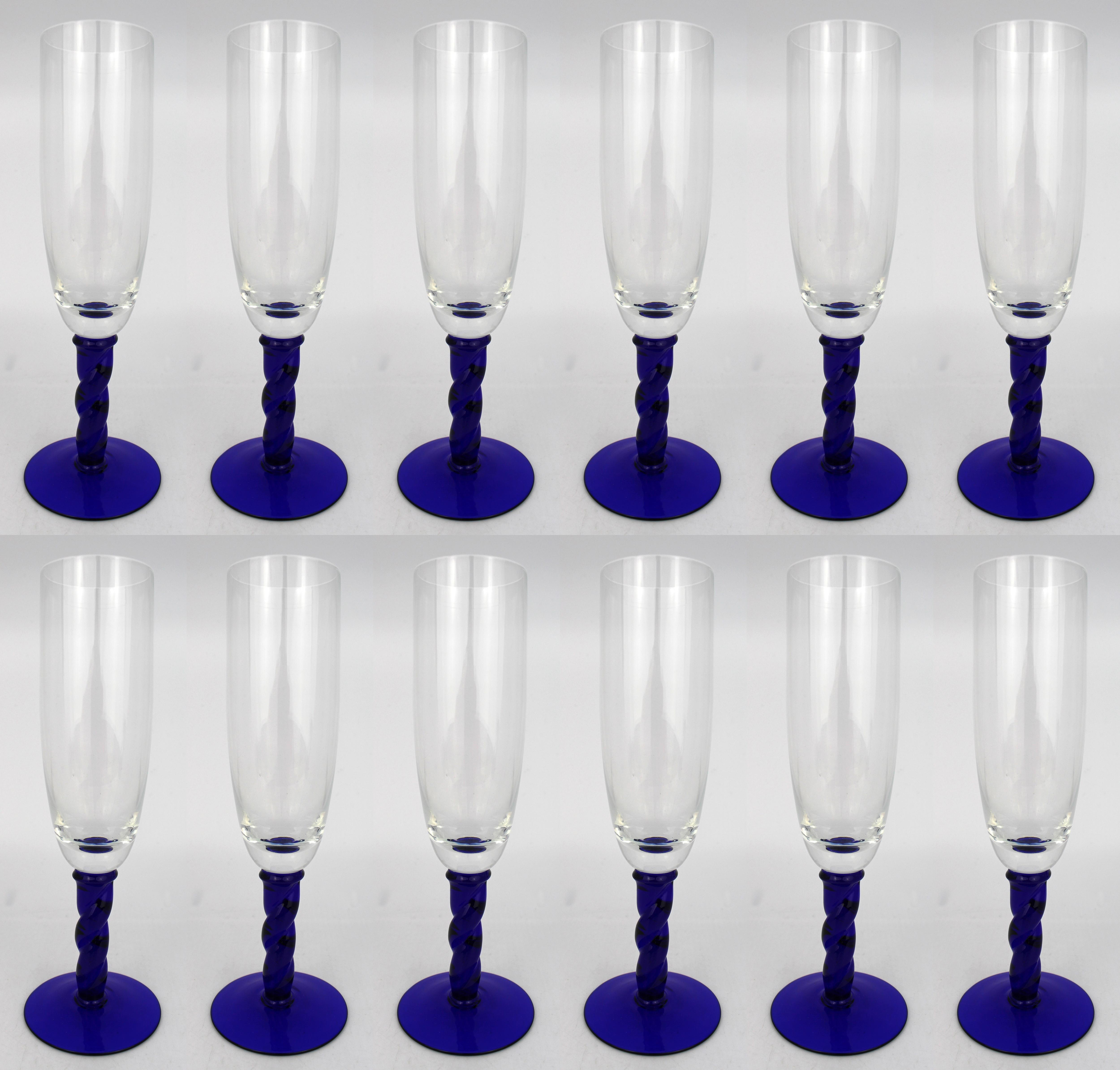 Suite di 24 bicchieri di cristallo francese con steli ritorti blu cobalto in vendita 1