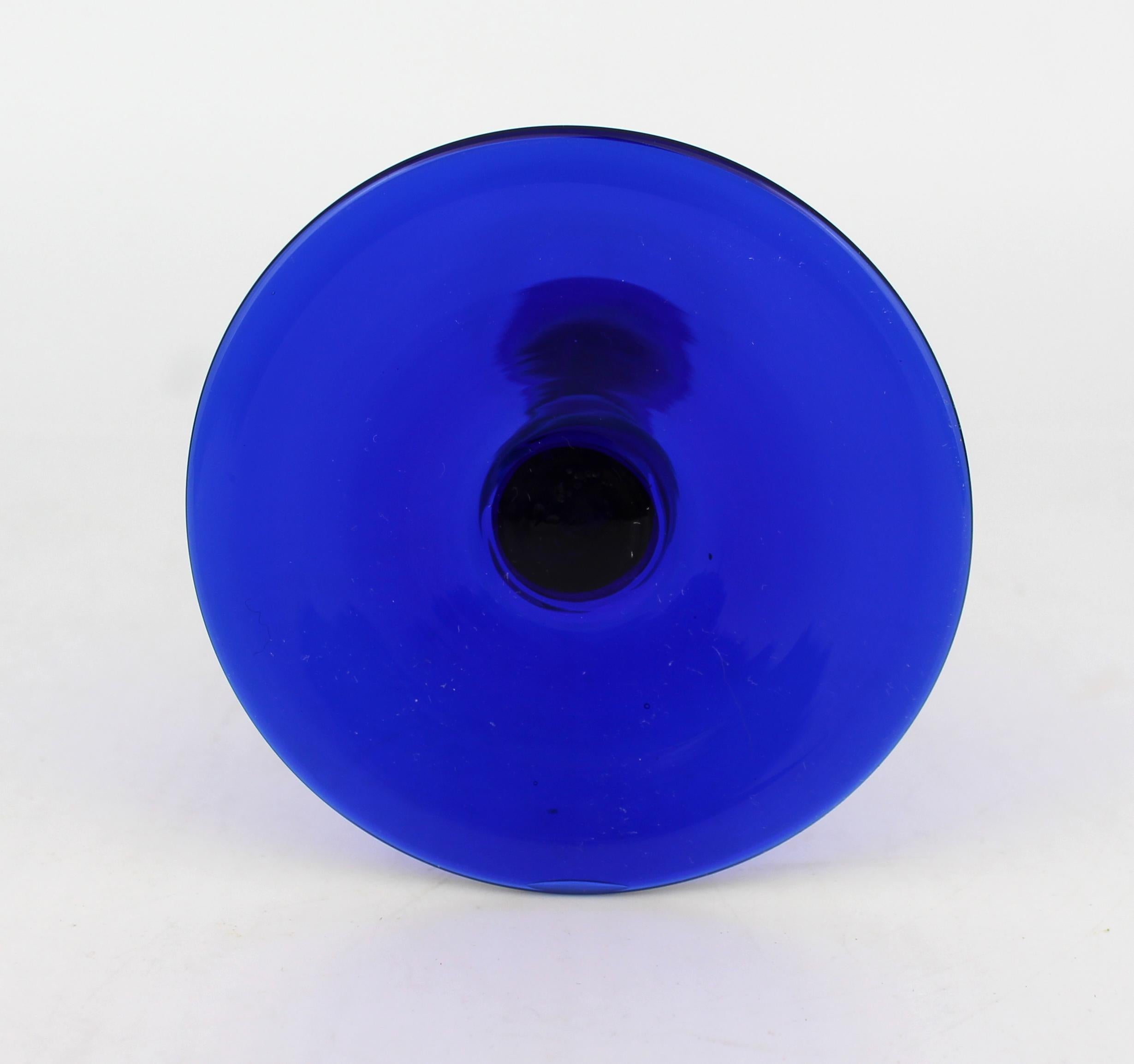 Suite di 24 bicchieri di cristallo francese con steli ritorti blu cobalto in vendita 3