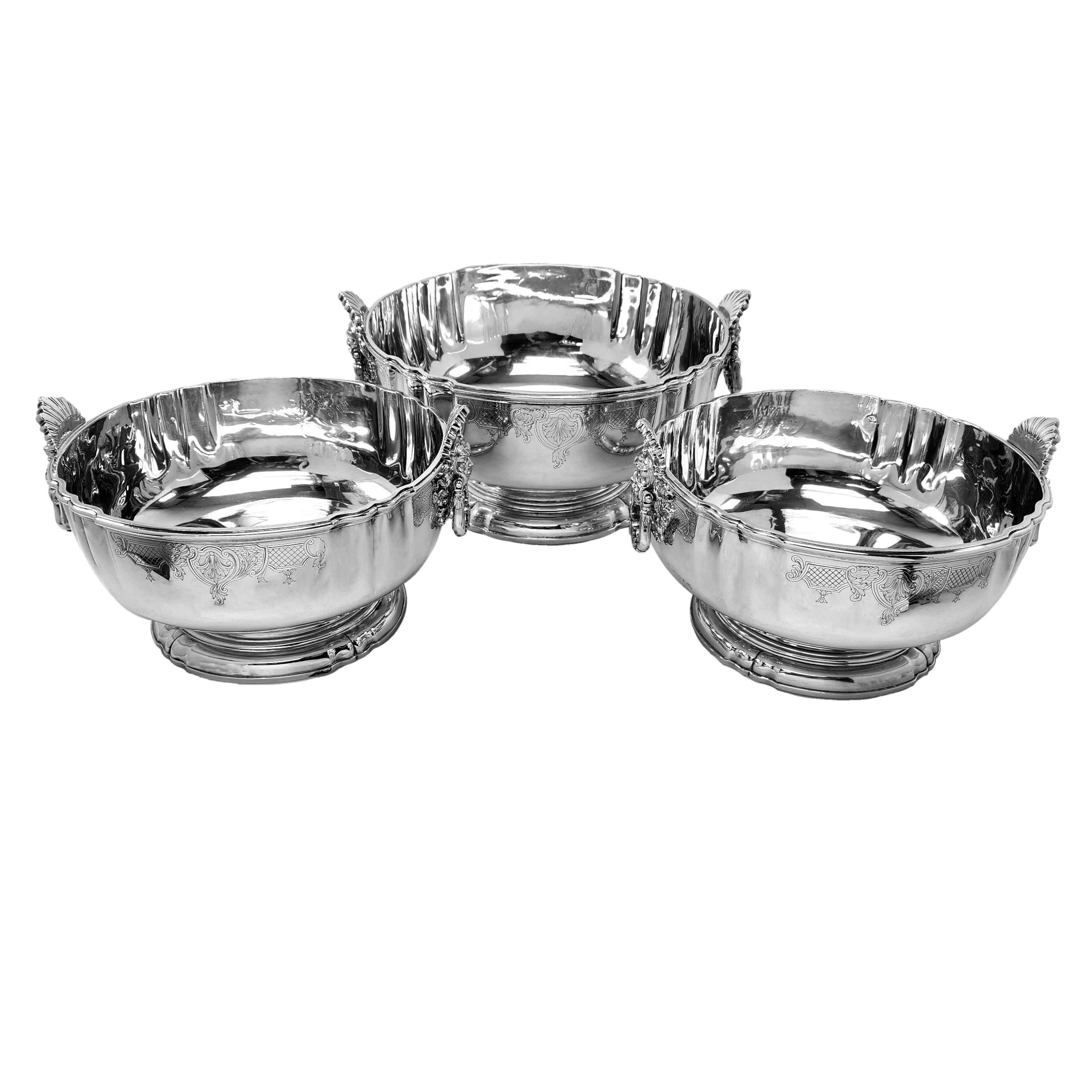 Conjunto de tres magníficos cuencos de plata antigua, compuesto por un cuenco grande y un par de cuencos más pequeños con diseños combinados. Estos cuencos redondos de plata están decorados con un par de impresionantes asas que muestran un rostro