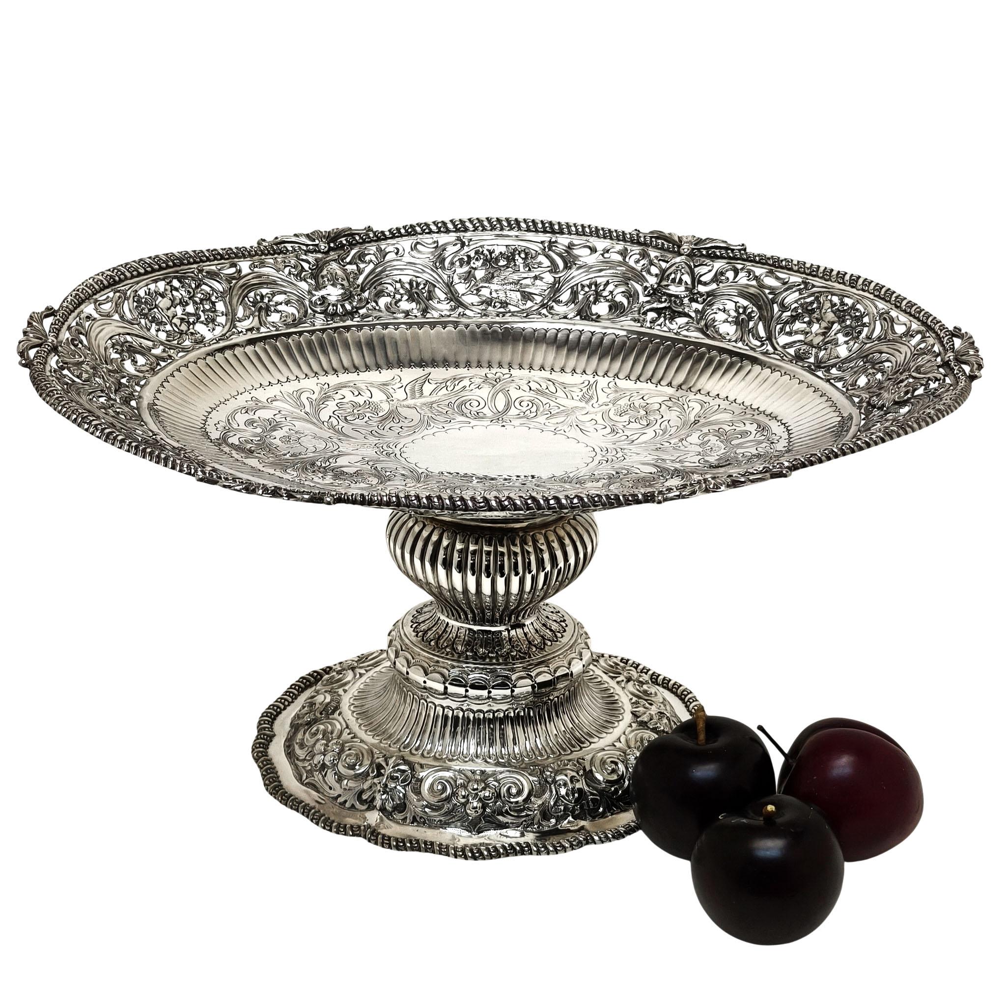 19th Century Suite of 3 Antique Silver Comports Centrepieces London 1887 Set Baskets For Sale