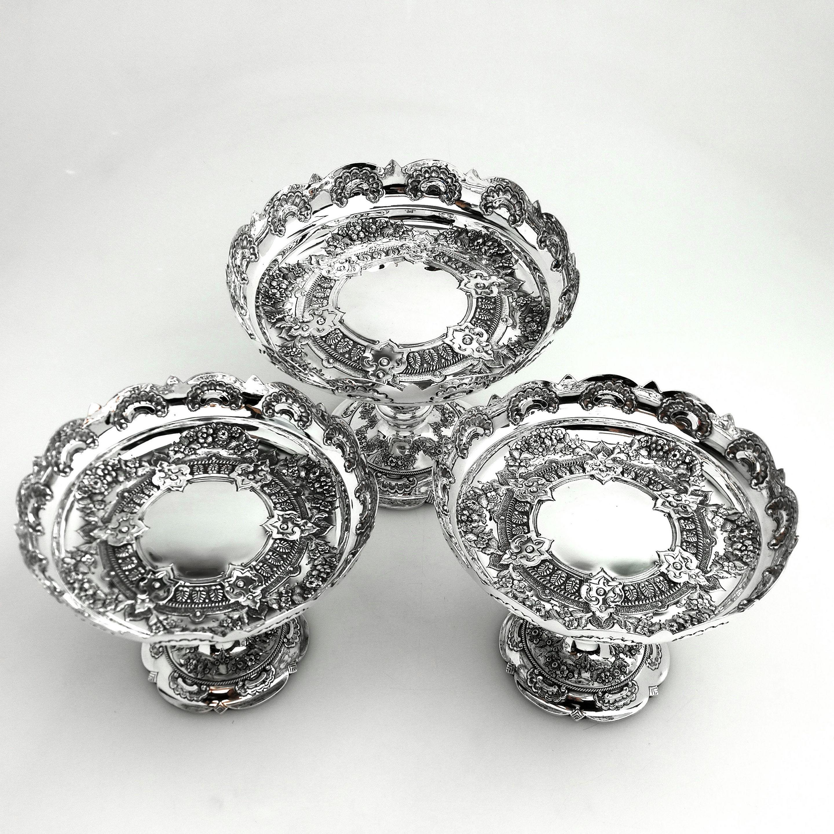 Suite of 3 Antique Victorian Silver Comports / Dishes 1892 / 93 Centrepiece In Good Condition For Sale In London, GB