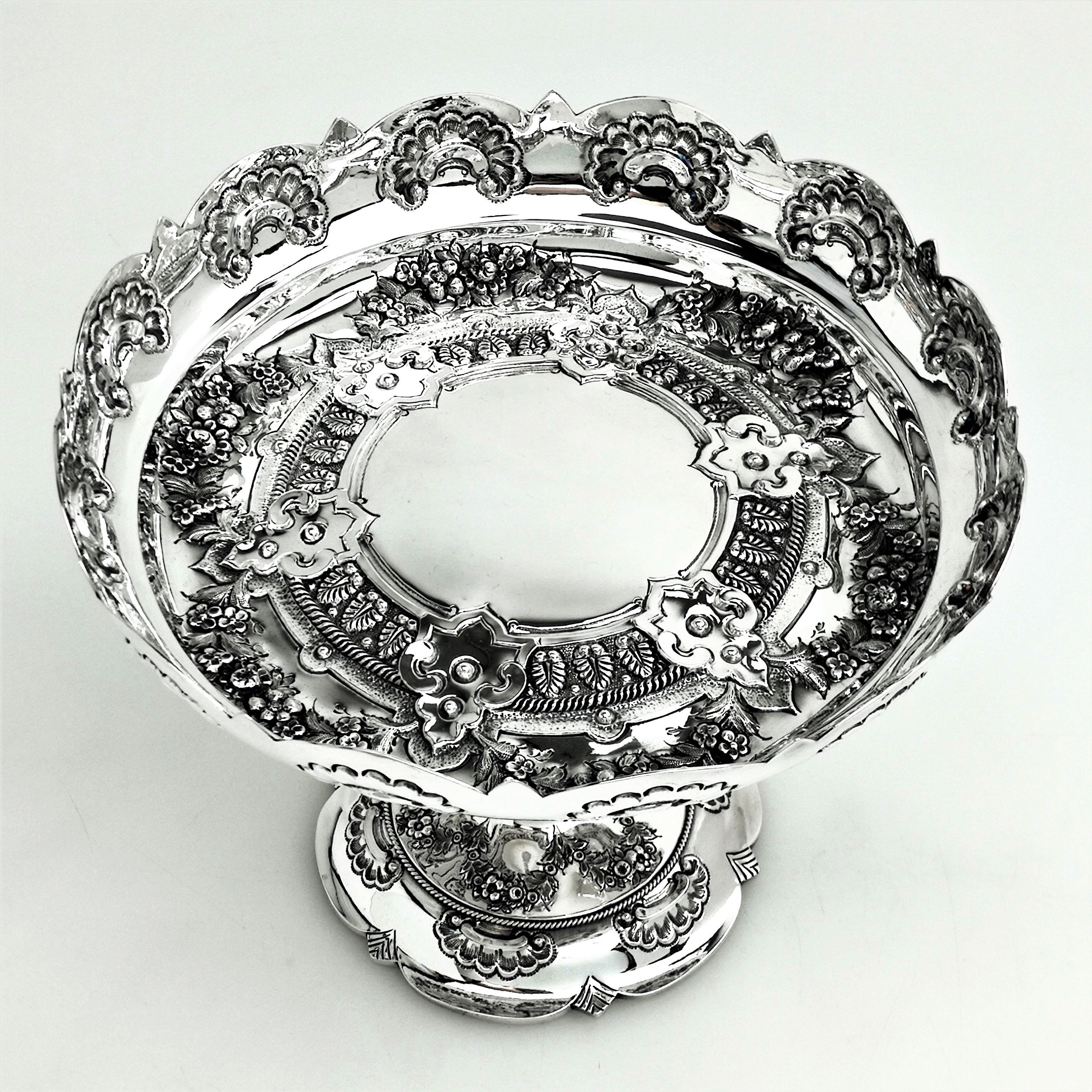 Suite von 3 antiken viktorianischen Porzellan-/Essgeschirr-/Tellern aus Silber 1892 / 93 Tafelaufsatz (Sterlingsilber) im Angebot