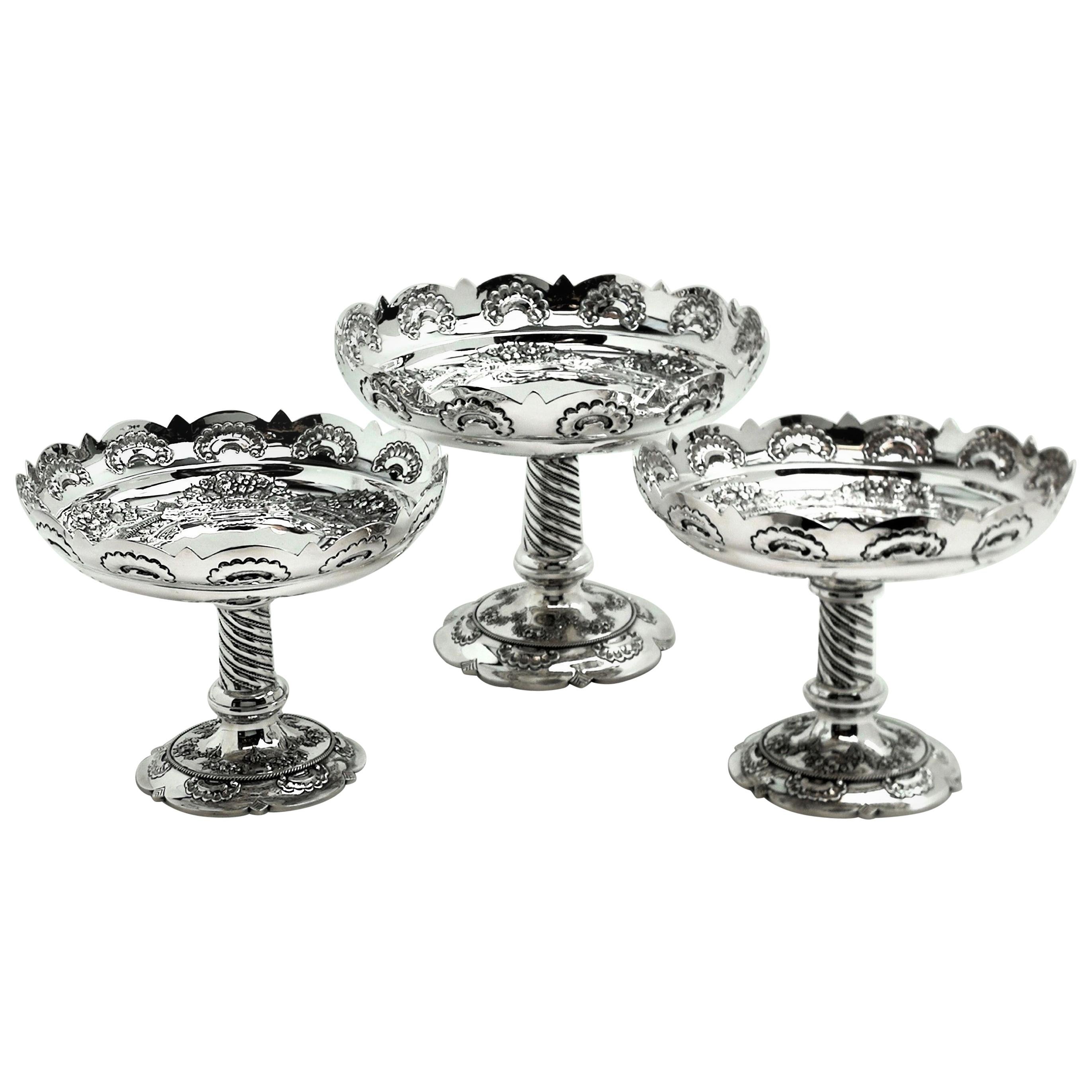 Suite de 3 comportants / plats victoriens anciens en argent 1892 / 93 Centre de table