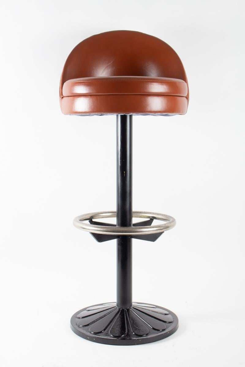 Suite of 3-bar stools in steel and leather, 1920, cast iron and steel
Measures: Seat height 84cm
Total height 100cm
Diameter 43cm.