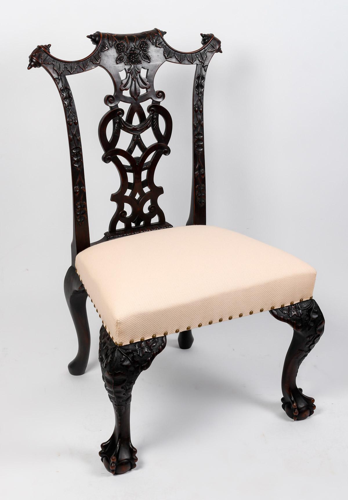 Suite de 3 chaises et d'un fauteuil dans le style Chippendale, 19ème siècle. en vente 4