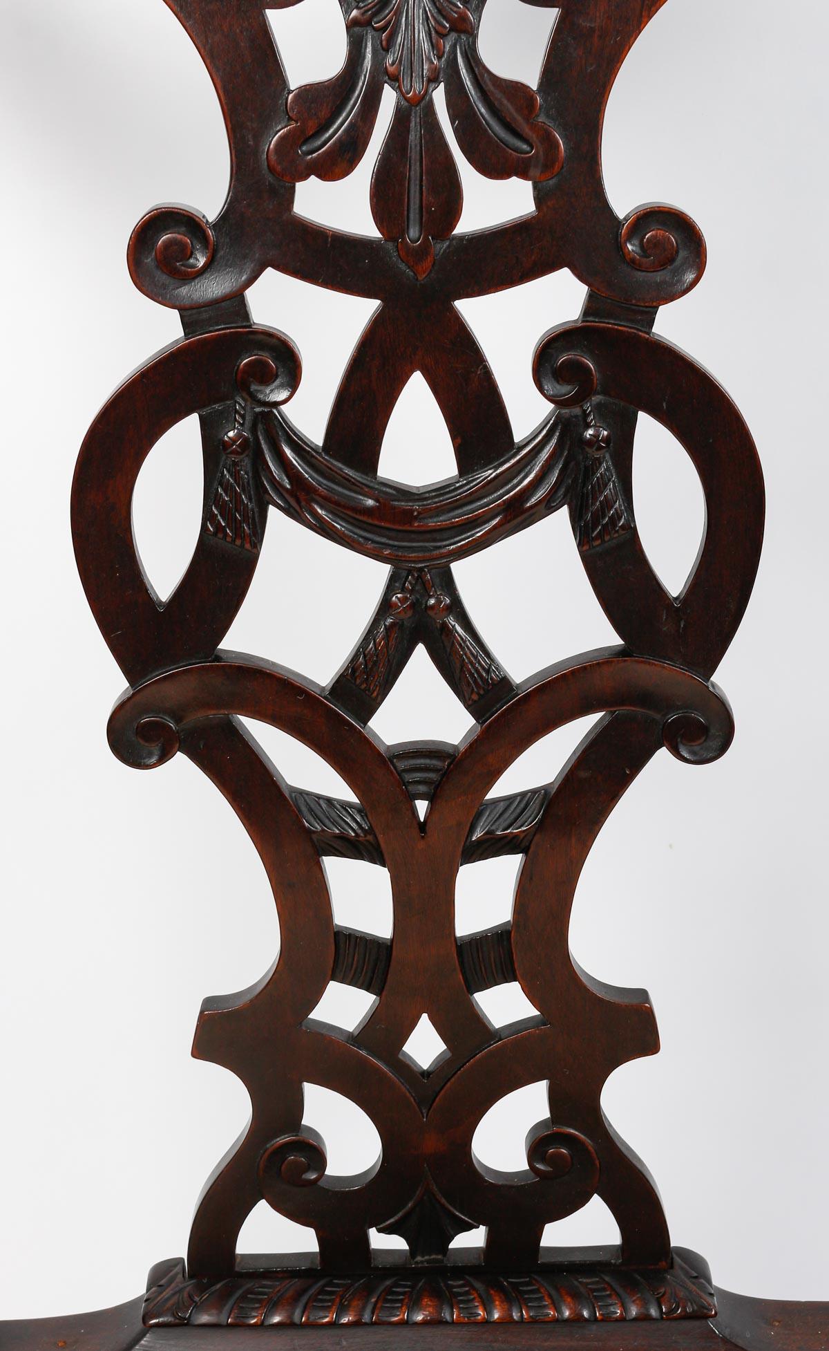 Suite de 3 chaises et d'un fauteuil dans le style Chippendale, 19ème siècle. en vente 8
