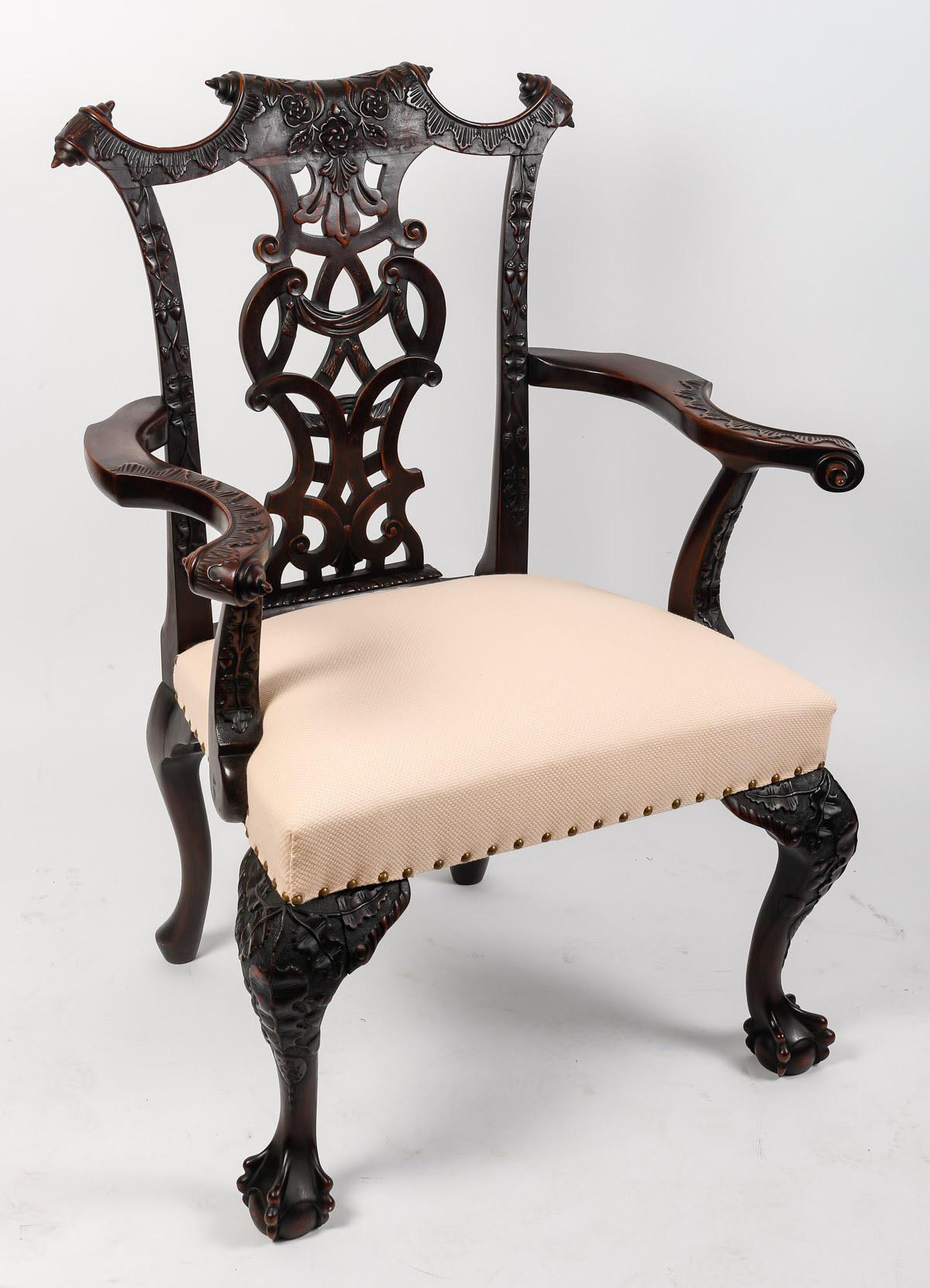 Suite de 3 chaises et d'un fauteuil dans le style Chippendale, 19ème siècle. en vente 1