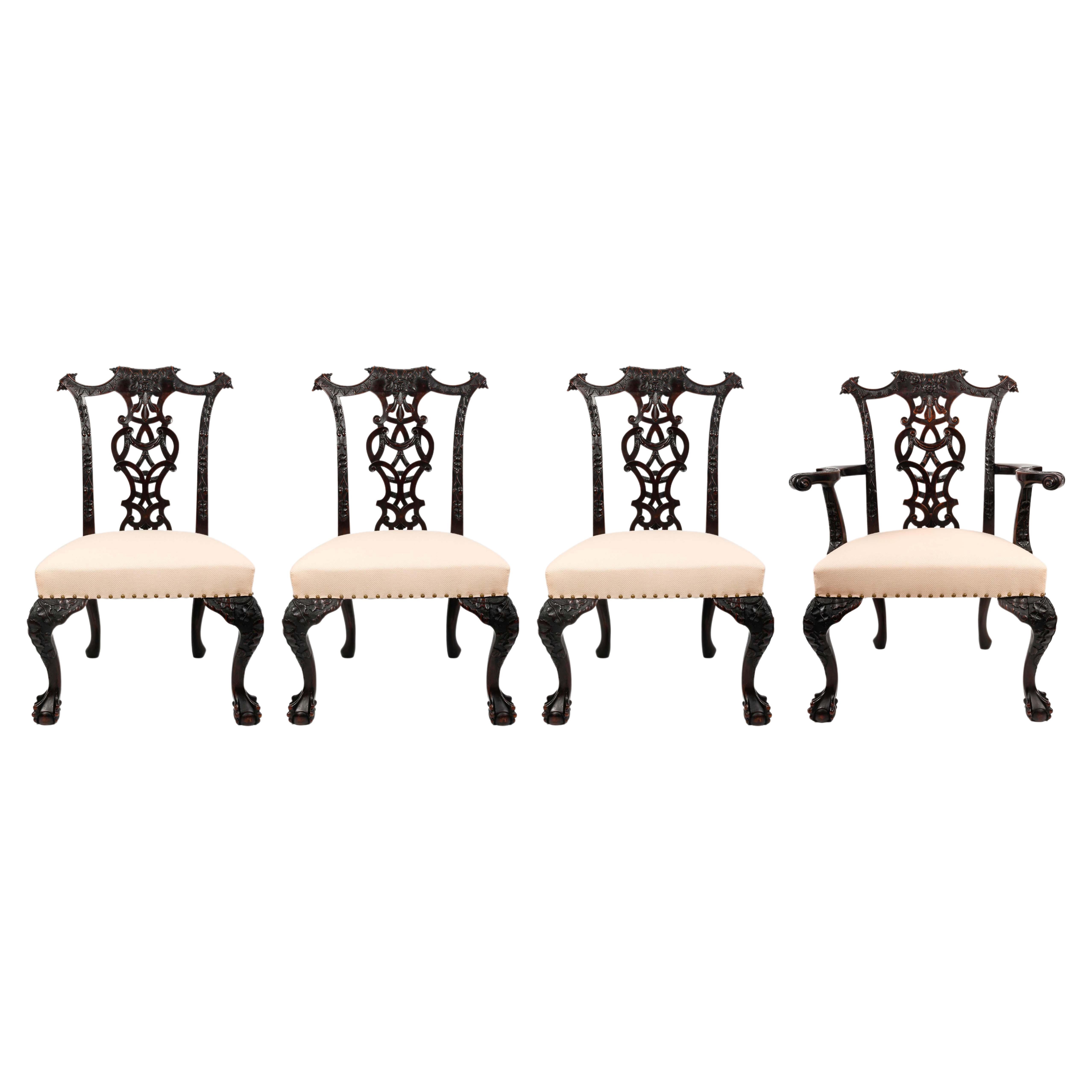 Suite de 3 chaises et d'un fauteuil dans le style Chippendale, 19ème siècle. en vente
