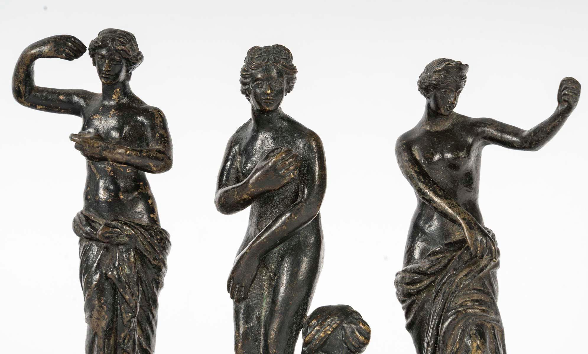 Suite di 3 figure, scultura in bronzo, XX secolo, stile antico.

Scultura in bronzo patinato raffigurante 3 figure nello stile dell'antichità, XX secolo

H: 15 cm, L: 7 cm, P: 5 cm.

