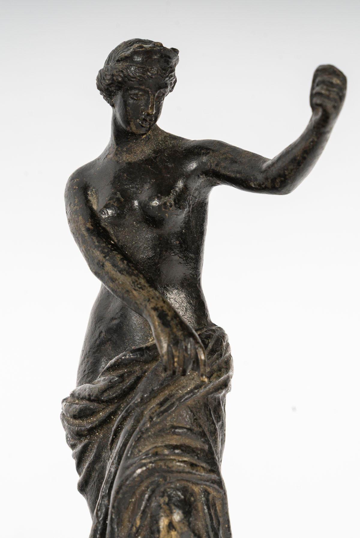 Suite di 3 figure, Scultura in bronzo, XX secolo, stile antico. in vendita 3