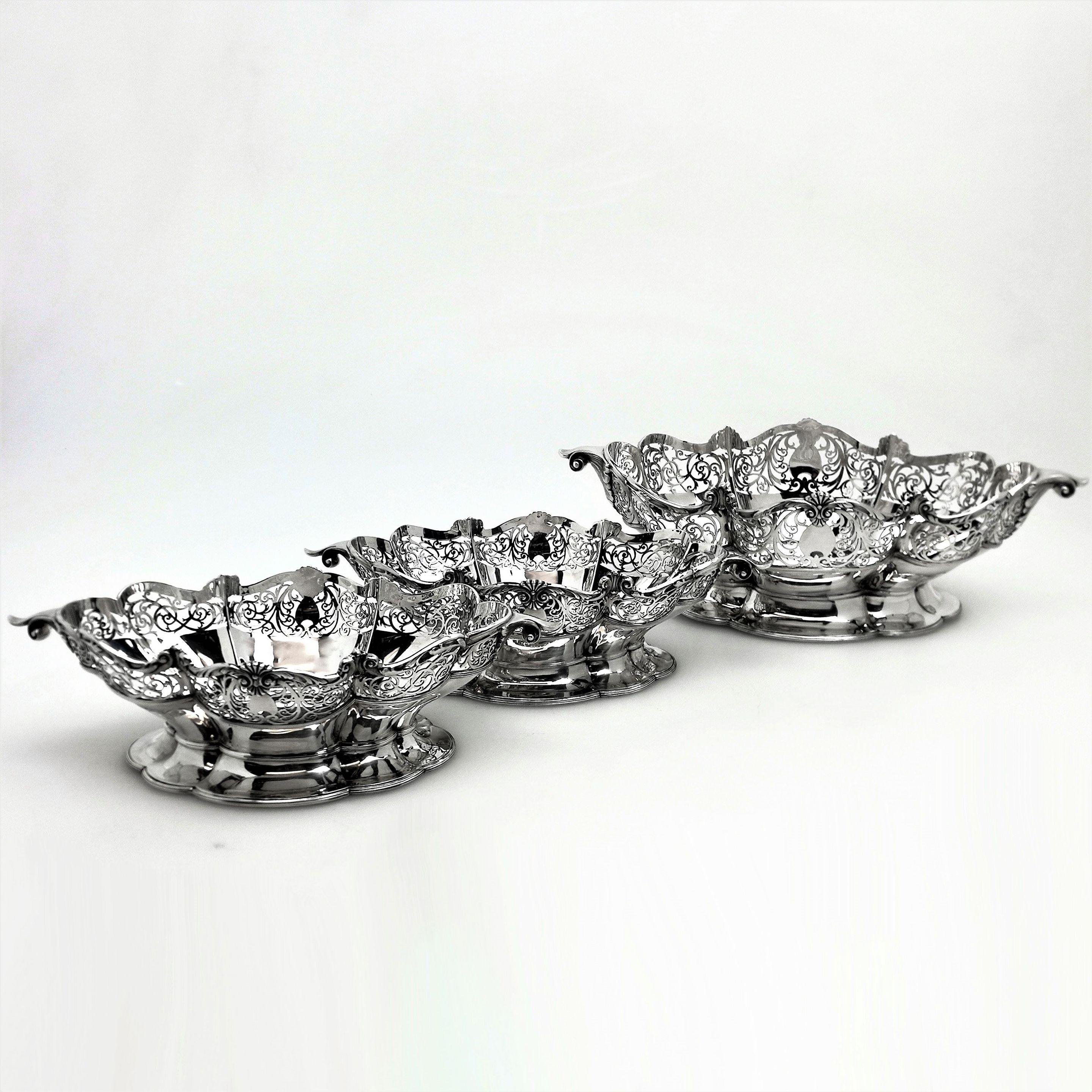 Suite of 3 Sterling Silver Baskets / Dishes Sheffield 1921-1922 In Good Condition In London, GB