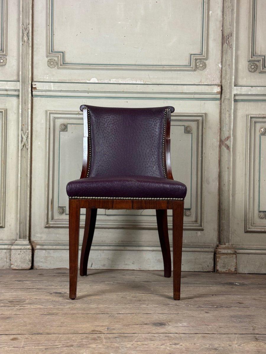 Suite de 4 chaises et 4 fauteuils Artdeco en bois de rose circa 1930, tapissés en cuir d'autruche mauve, hauteur d'assise 53cm