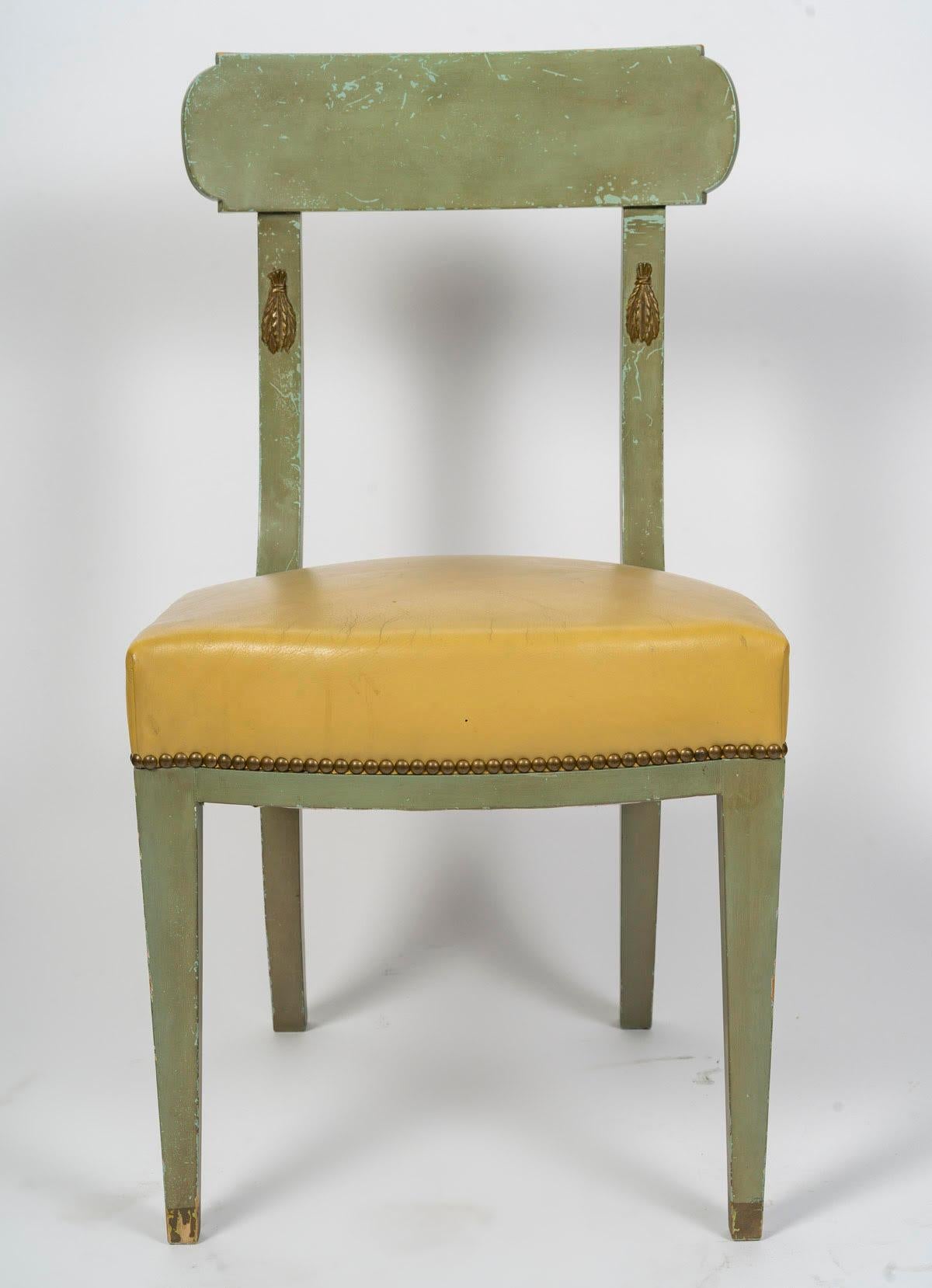 Français Suite de 4 chaises en bois peint et doré, assise en cuir, style Regency. en vente