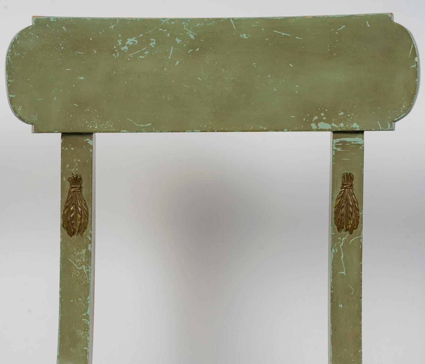 Doré Suite de 4 chaises en bois peint et doré, assise en cuir, style Regency. en vente