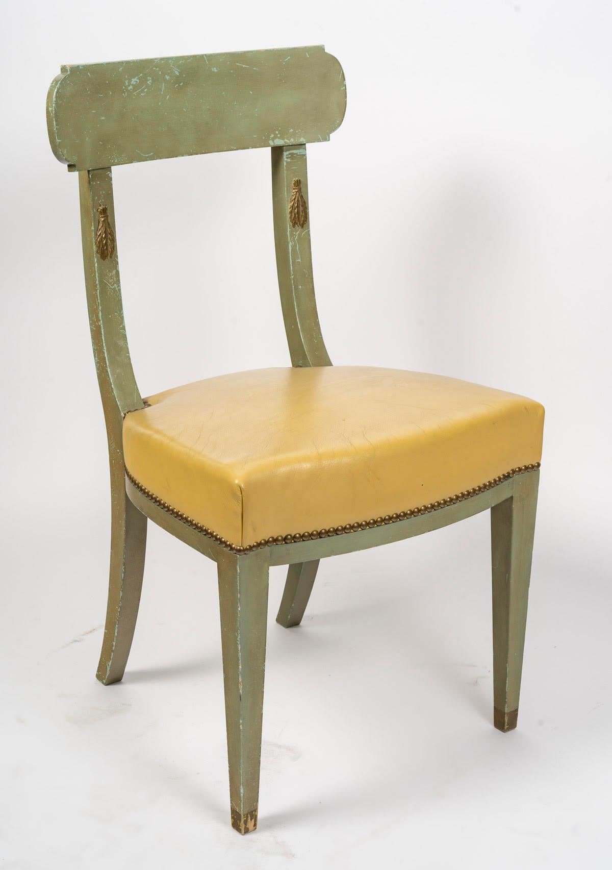 Suite de 4 chaises en bois peint et doré, assise en cuir, style Regency. Bon état - En vente à Saint-Ouen, FR