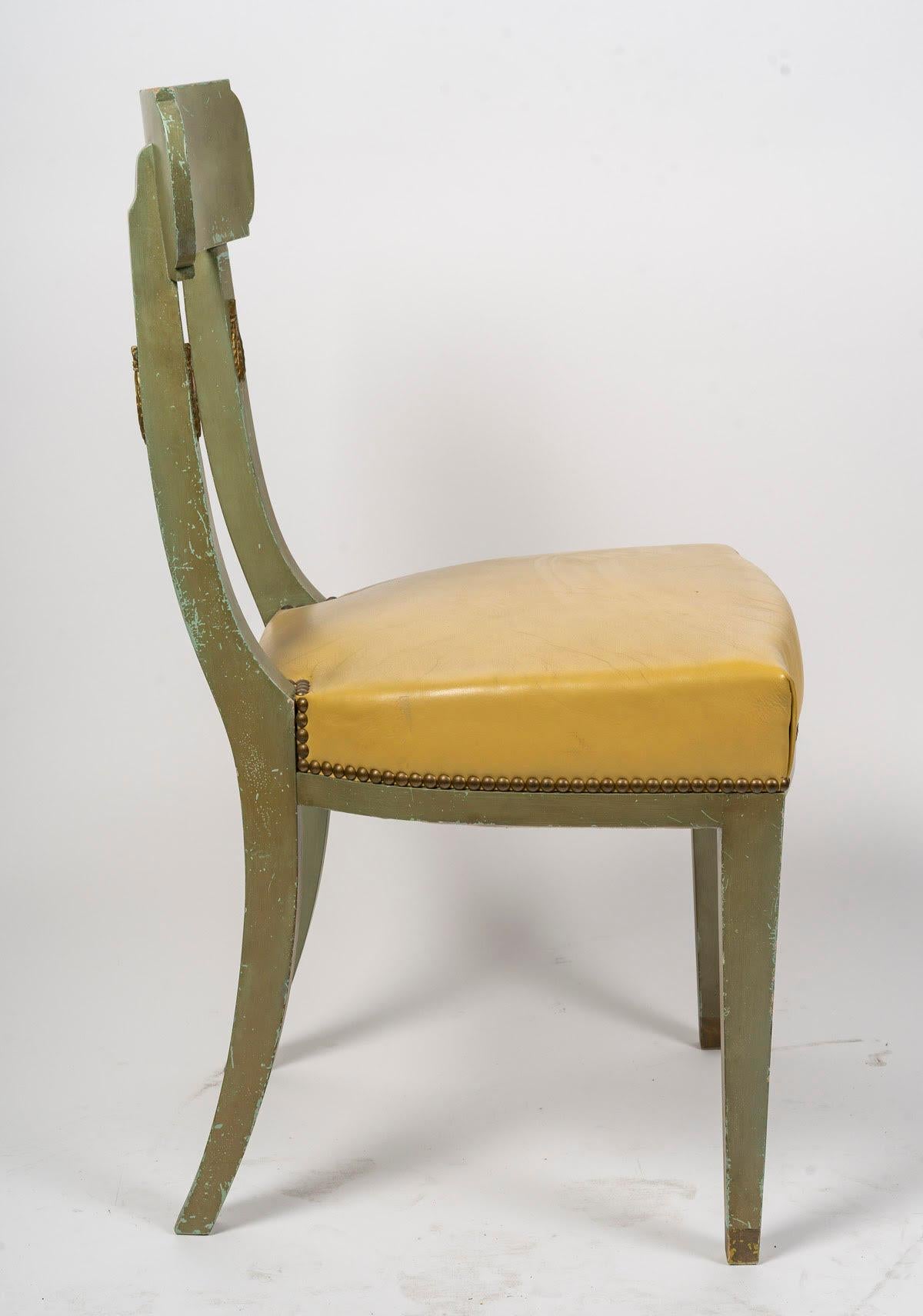 20ième siècle Suite de 4 chaises en bois peint et doré, assise en cuir, style Regency. en vente