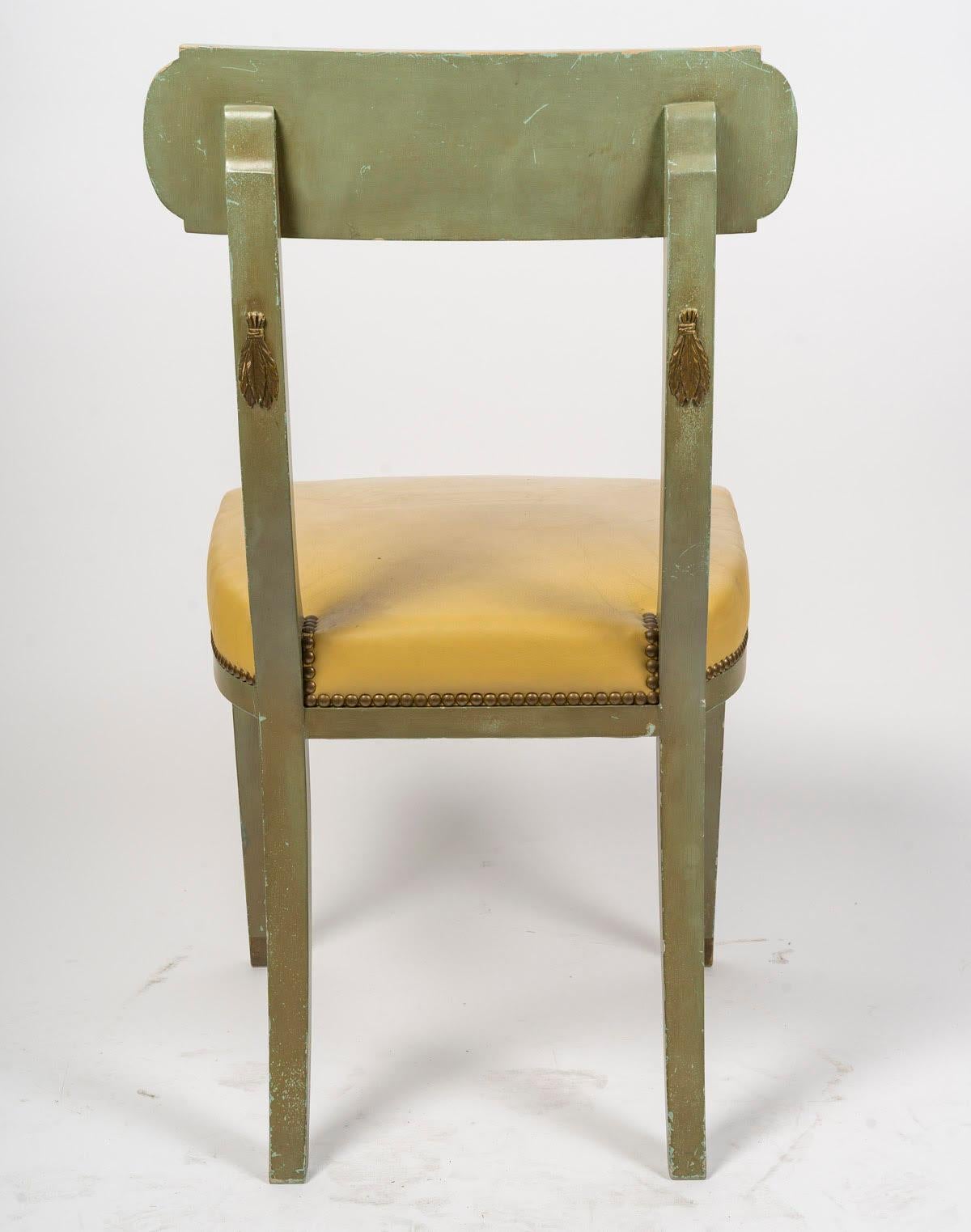Cuir Suite de 4 chaises en bois peint et doré, assise en cuir, style Regency. en vente