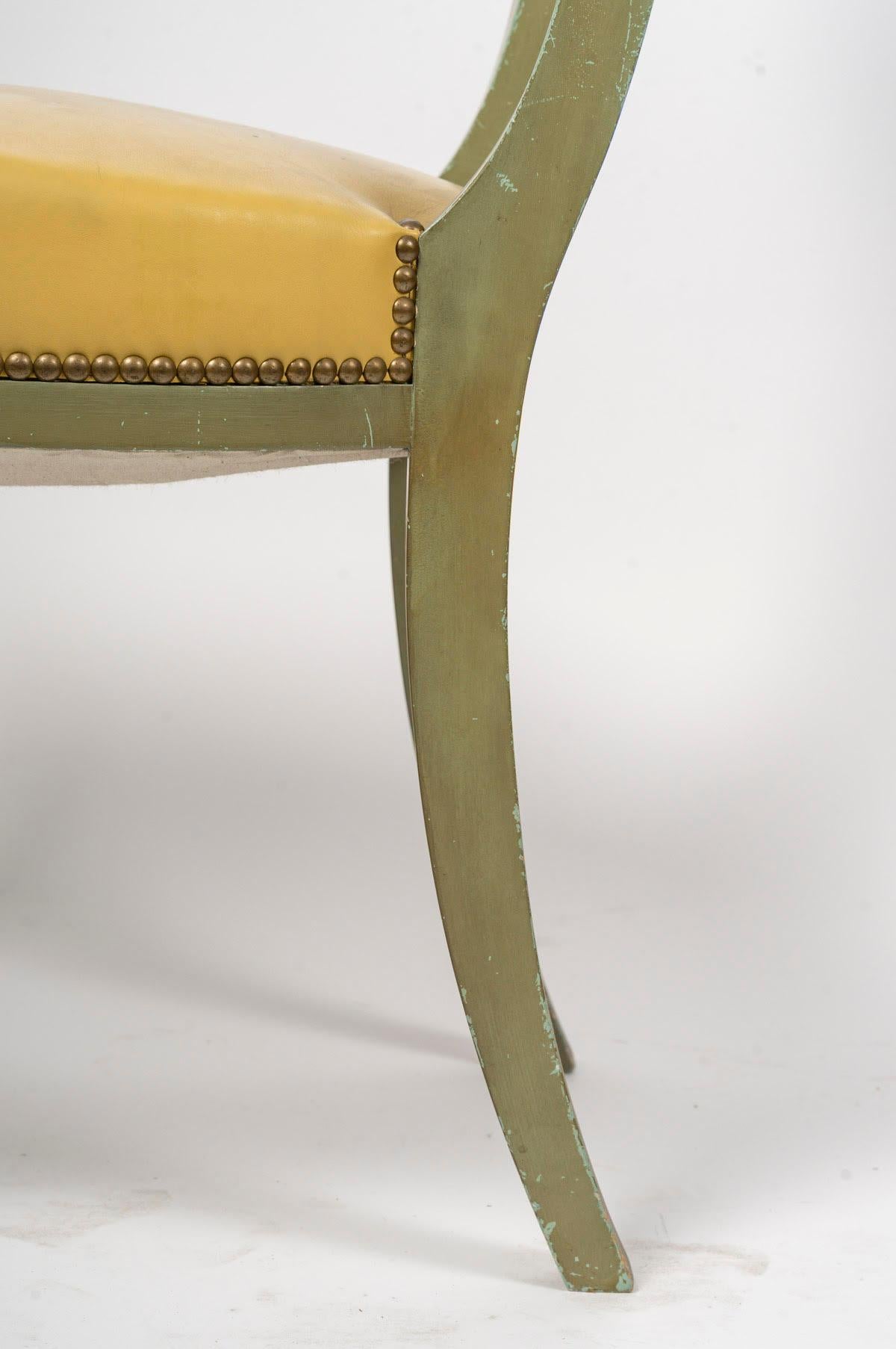 Suite de 4 chaises en bois peint et doré, assise en cuir, style Regency. en vente 1
