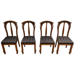 Suite de 4 chaises en cerisier décorées de fleurs et de plantes.