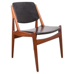 Suite de 4 chaises de salle à manger danoises en teck et skai noir, modèle « Ella » d'Arne Vodder