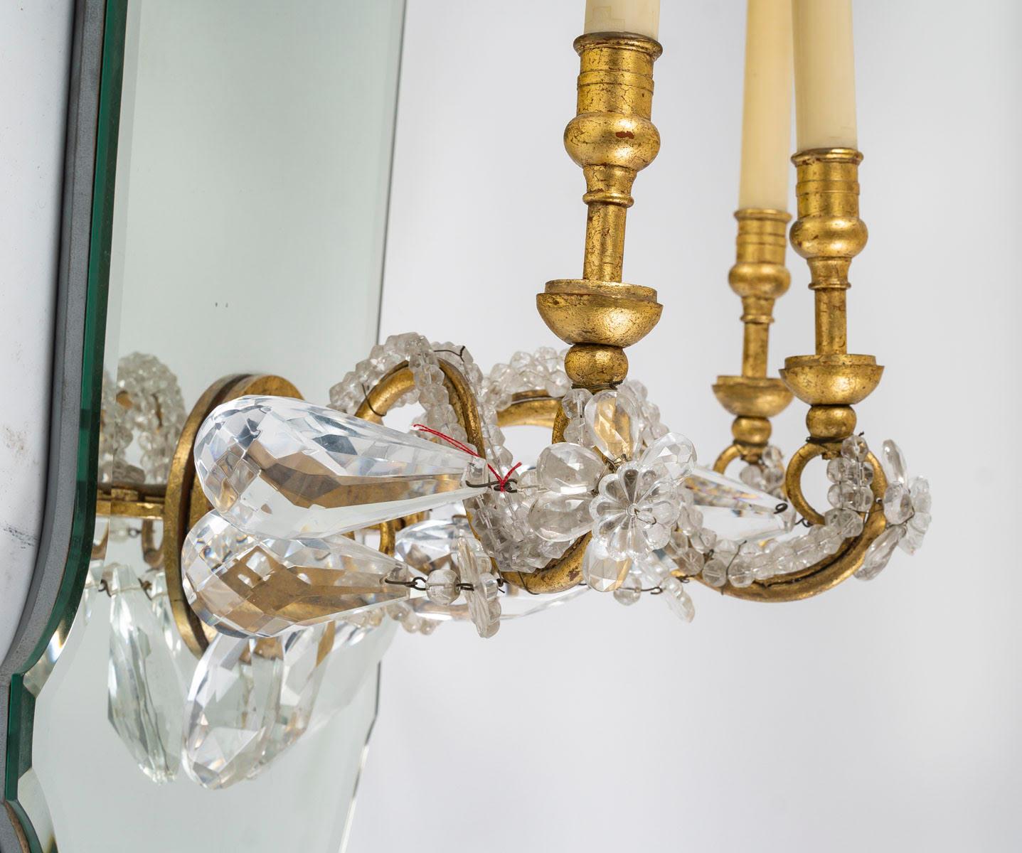 Français Suite de 4 appliques en fer doré et miroir avec gouttes de verre, 1950-1960. en vente