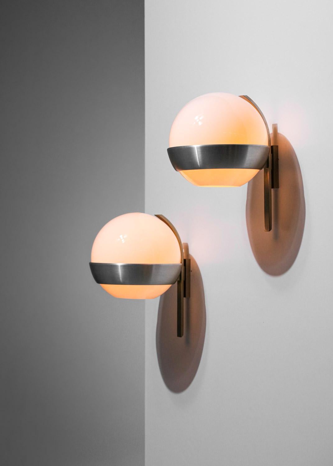 Set of four sconces by the Italian designer Pia Guidetti Crippa from the 70's for the publishing house Lumi. Steel structure with white opaline globe diffuser. Very nice vintage condition of the lot, to note races of time and use (see photos).