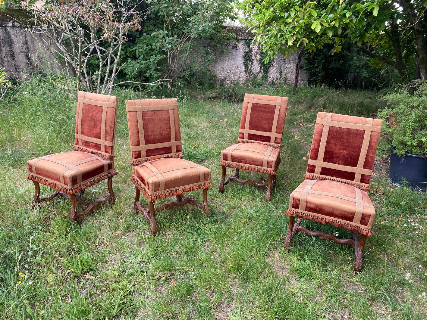  4 grandes chaises anciennes Louis XIV en noyer, 19ème siècle, provenant du château de la Loire.
Tapisserie originale, usée, mais avec une belle patine.
Les chaises ont été récemment remises à neuf, en conservant l'ancien tissu.