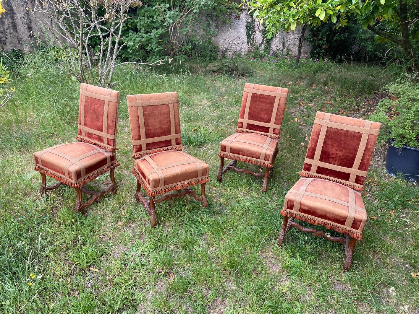 XIXe siècle 4 grandes chaises anciennes Louis XIV en noyer:: 19ème siècle:: provenant d'un château en vente