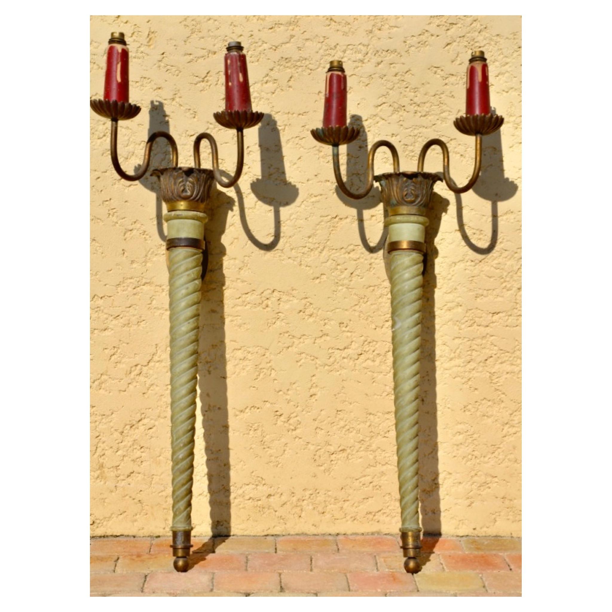 Suite de 4 torchères ou appliques en bois peint et bronze datant des années 1930/1940. Ils sont en bon état et l'électrification doit être revue.

Dimensions
Hauteur 97cm
Largeur 32cm
Profondeur 29cm