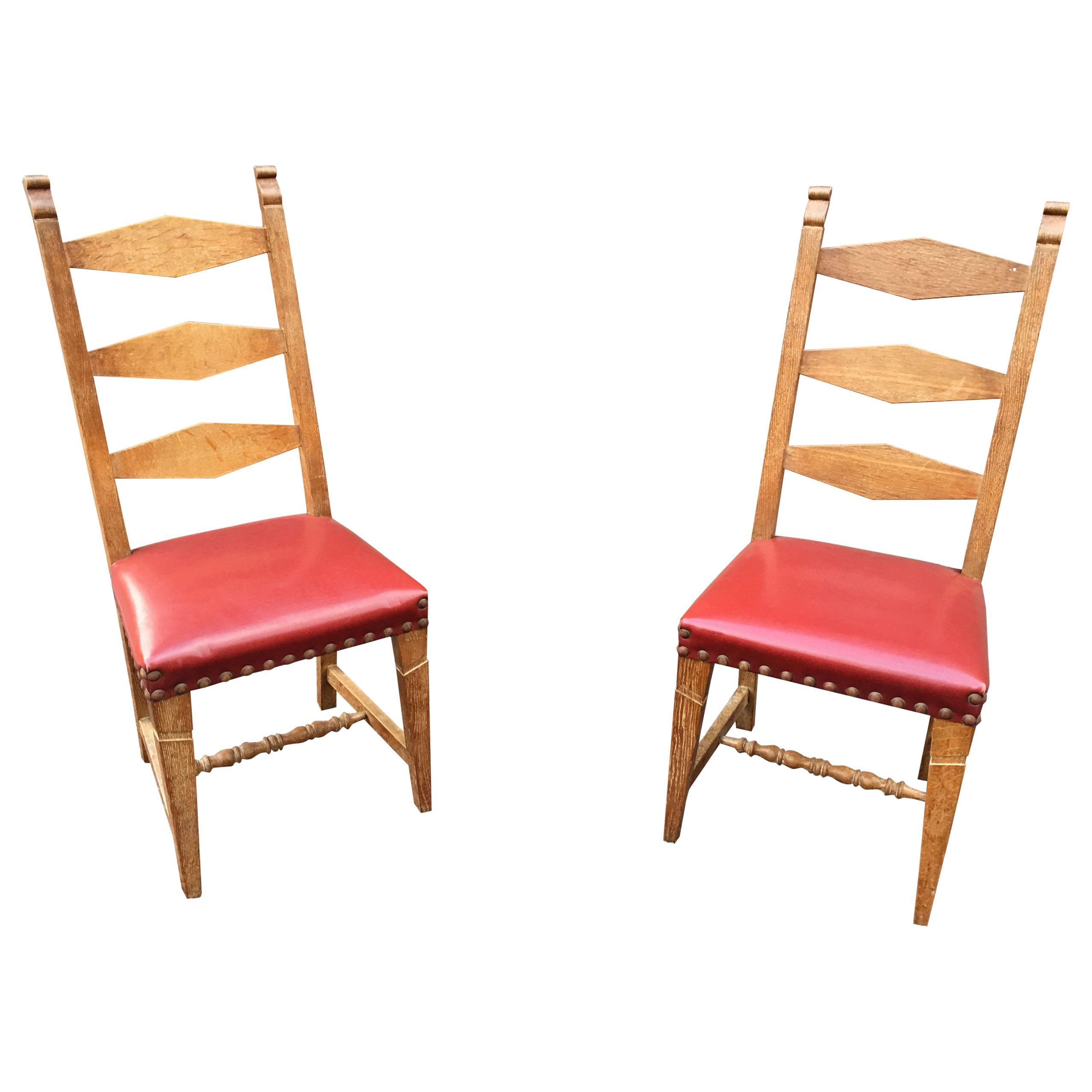 Suite de 4 chaises en chêne, revêtement en faux cuir, datant d'environ 1950