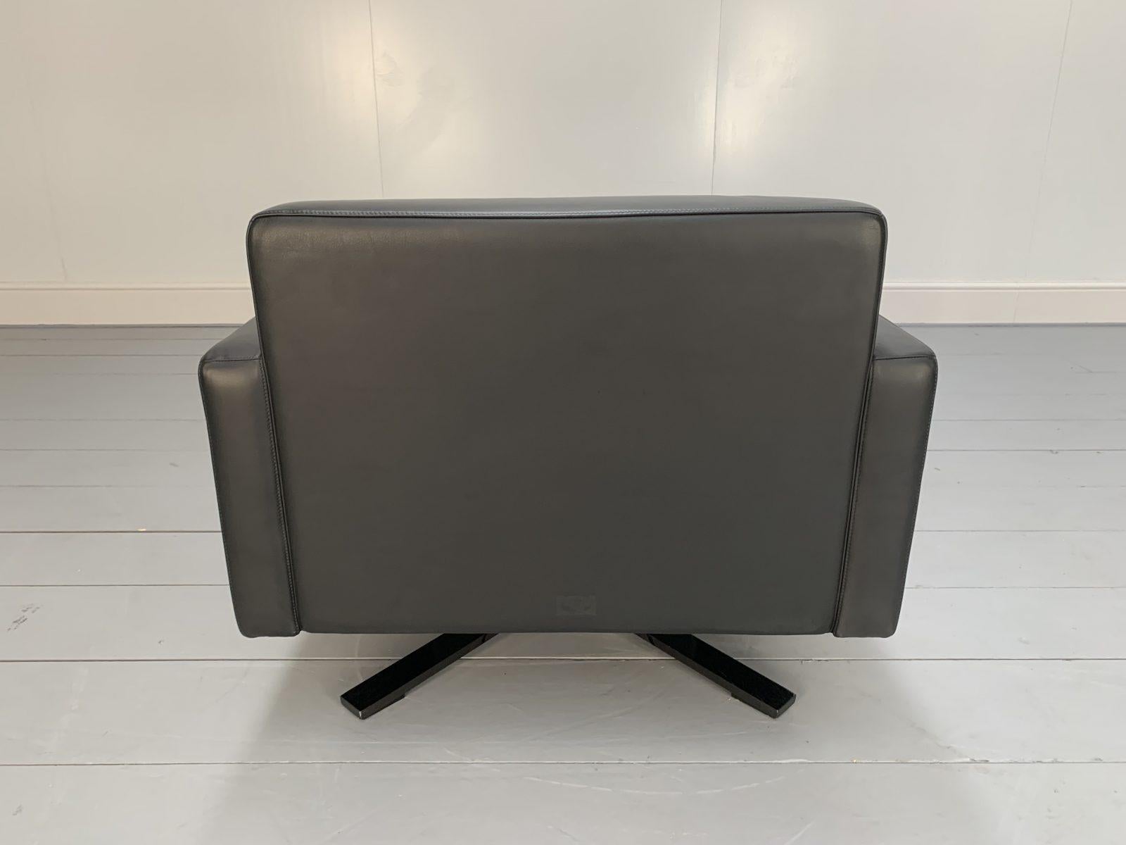XXIe siècle et contemporain Suite de 4 fauteuils Poltrona Frau Kennedee en cuir noir Pelle Frau SC en vente