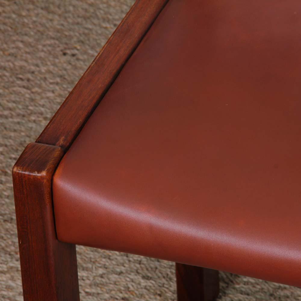 Suite of 4 solid elm chairs produced by Self, 1970s im Zustand „Gut“ im Angebot in MONTESSON, FR