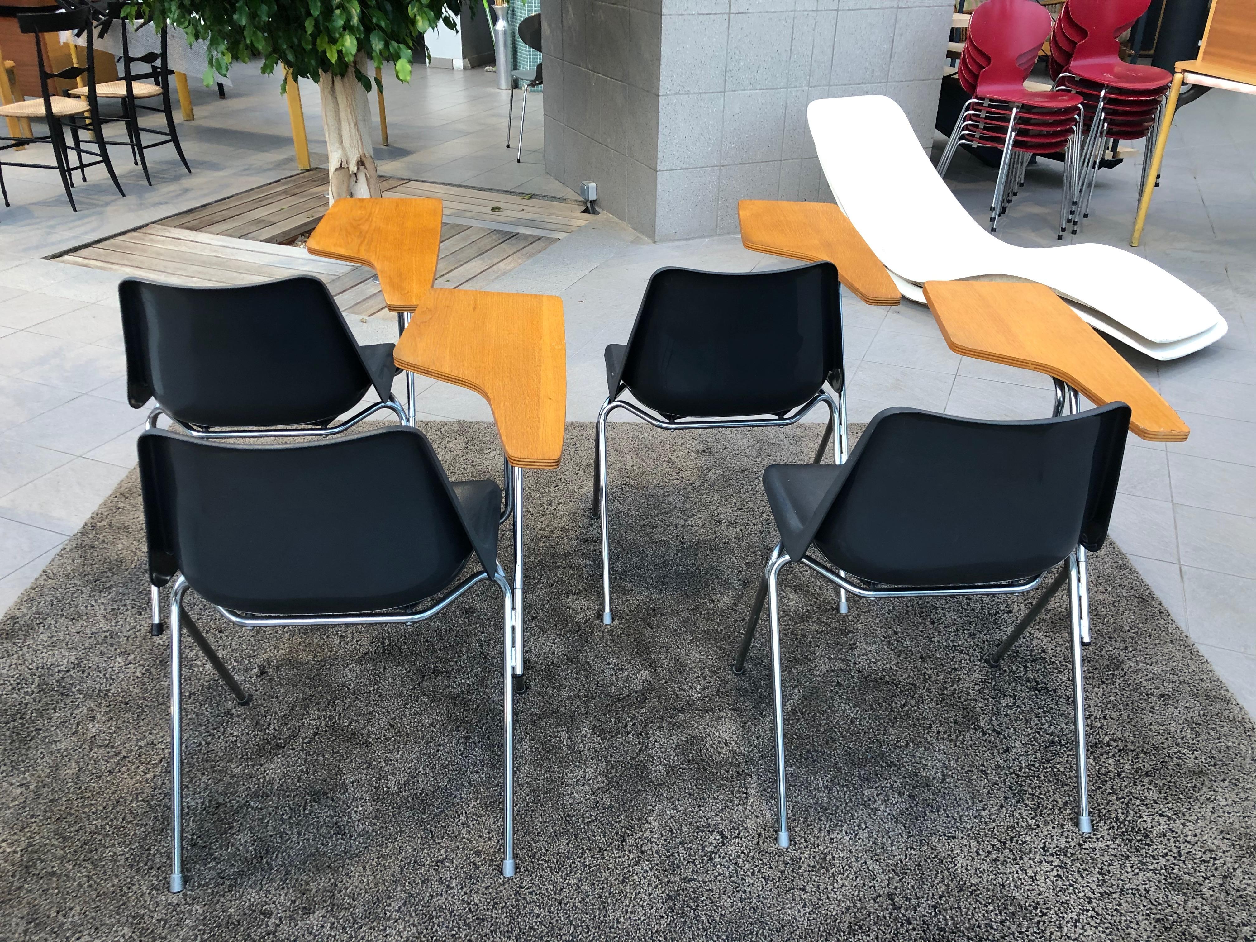 Suite of 4 stackable polypropylene conference chairs molded polypropylene shell - steel base by Robin Day for Hille 1963.
Possibility 8, 12 and 24.