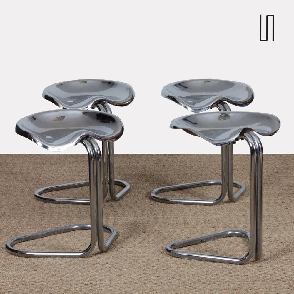 Ce tabouret a été conçu par le designer britannique Rodney Kinsman pour Bieffeplast. Il est fabriqué en métal chromé. Cet ensemble de 4 sièges est en bon état d'origine.