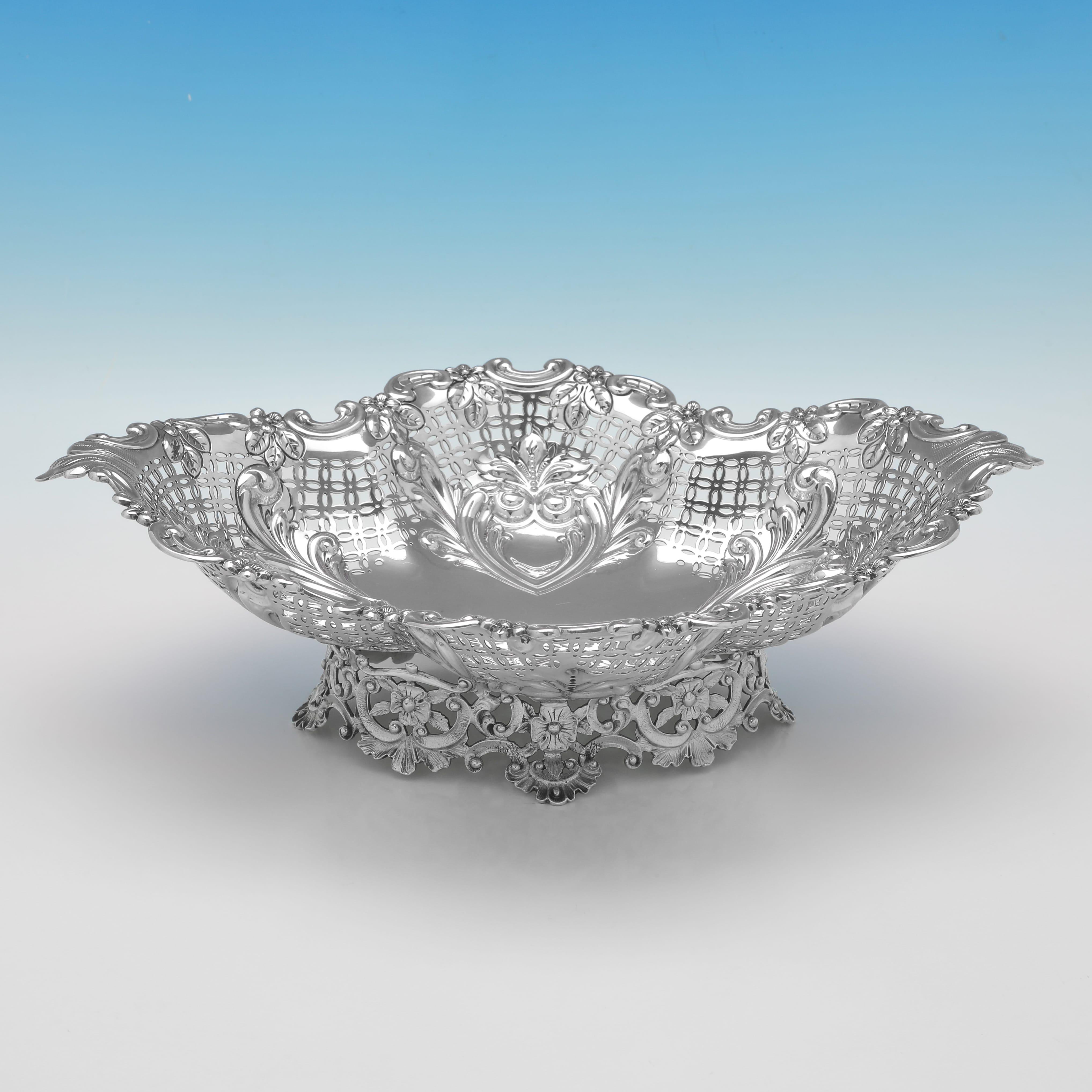 Marchiata a Sheffield tra il 1896 e il 1901 da James Dixon & Sons, questa attraente suite di piatti antichi in argento sterling di epoca vittoriana comprende un piatto grande centrale e altri 4 piatti più piccoli, tutti caratterizzati da decorazioni