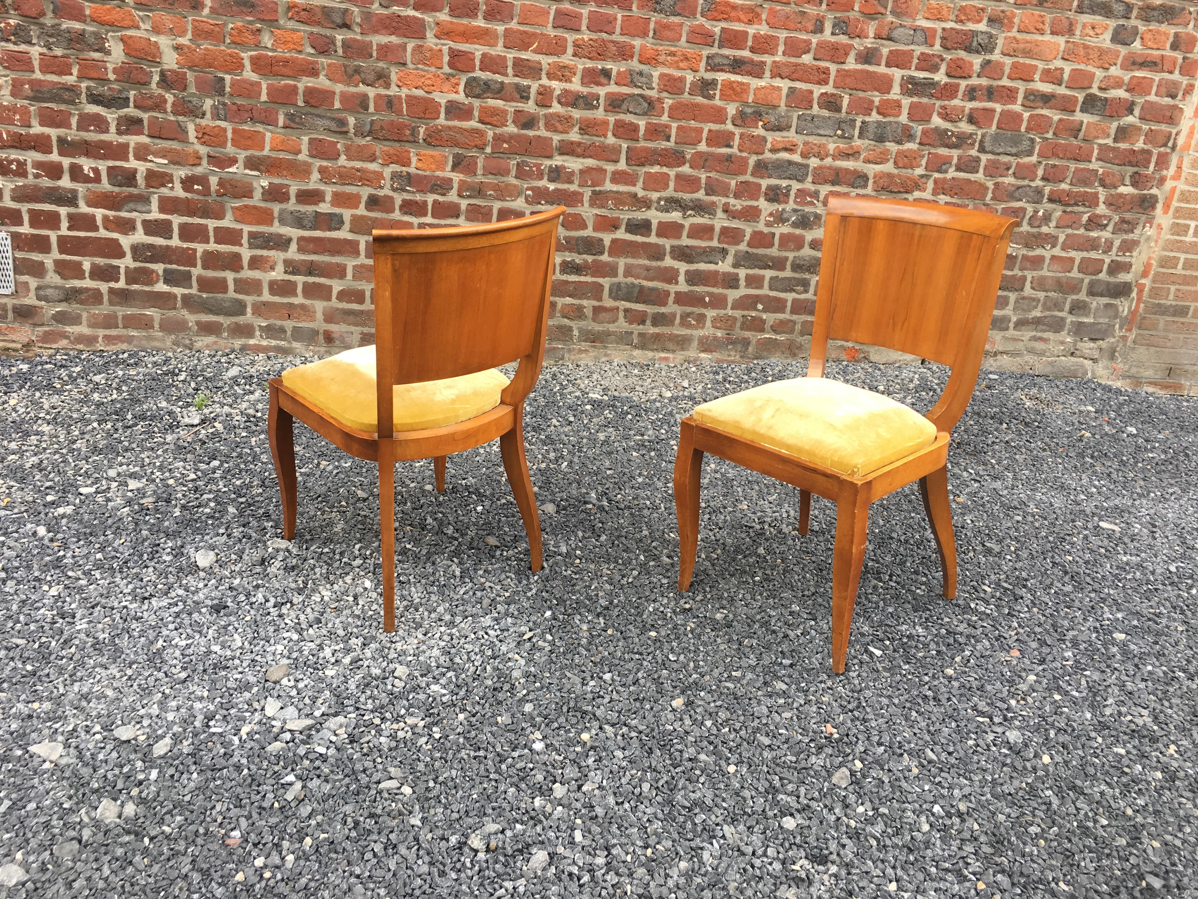 Suite de 6 chaises Art Déco en noyer et placage de noyer, vers 1930
polish à revoir et velours usé
Structure saine, ne bouge pas, pas de manque de placage.
 