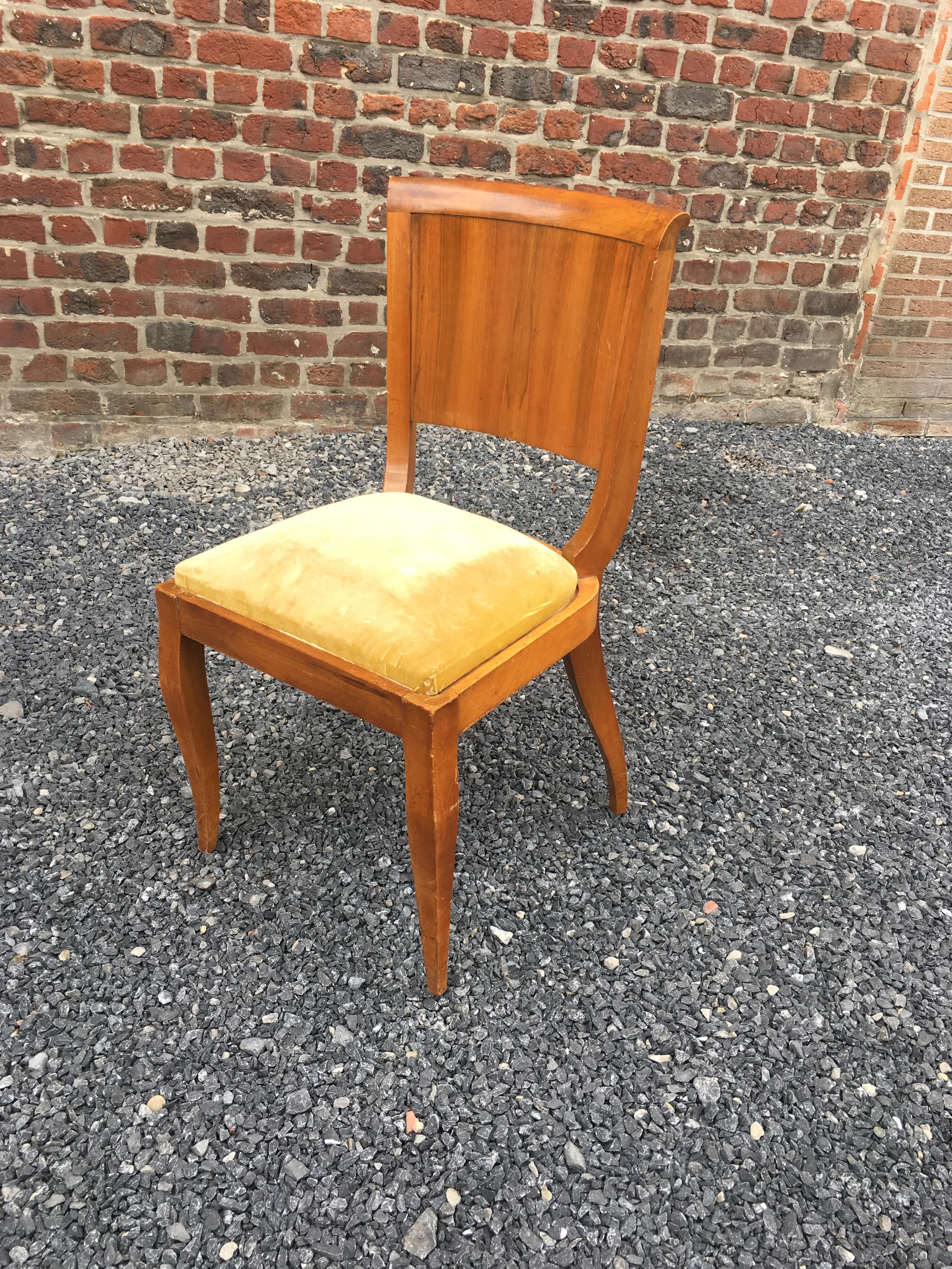 Français Suite de 6 chaises Art Déco en noyer et placage de noyer, vers 1930 en vente