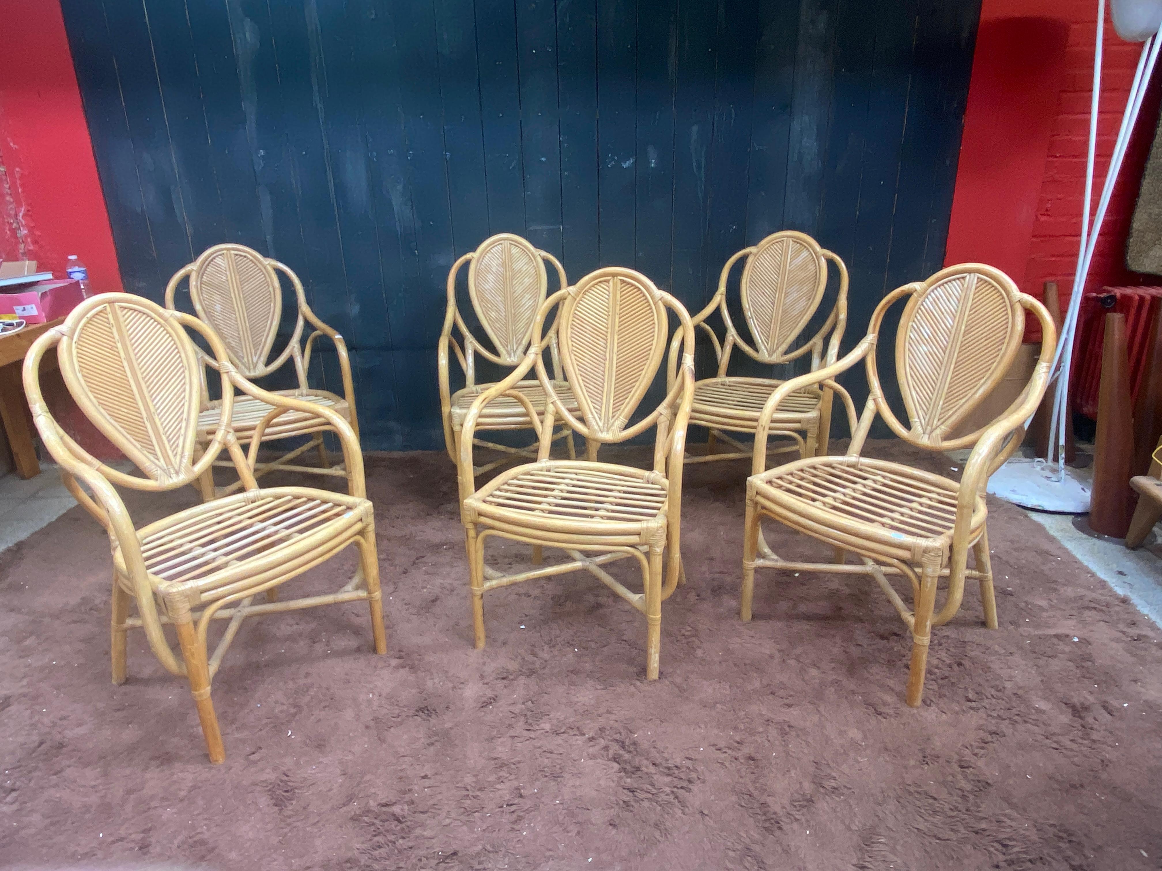 suite de 6 fauteuils en bambou circa 1970
les coussins sont manquants, fauteuils très stables avec de petites décolorations
le prix est pour 6, possibilité d'acheter par paires