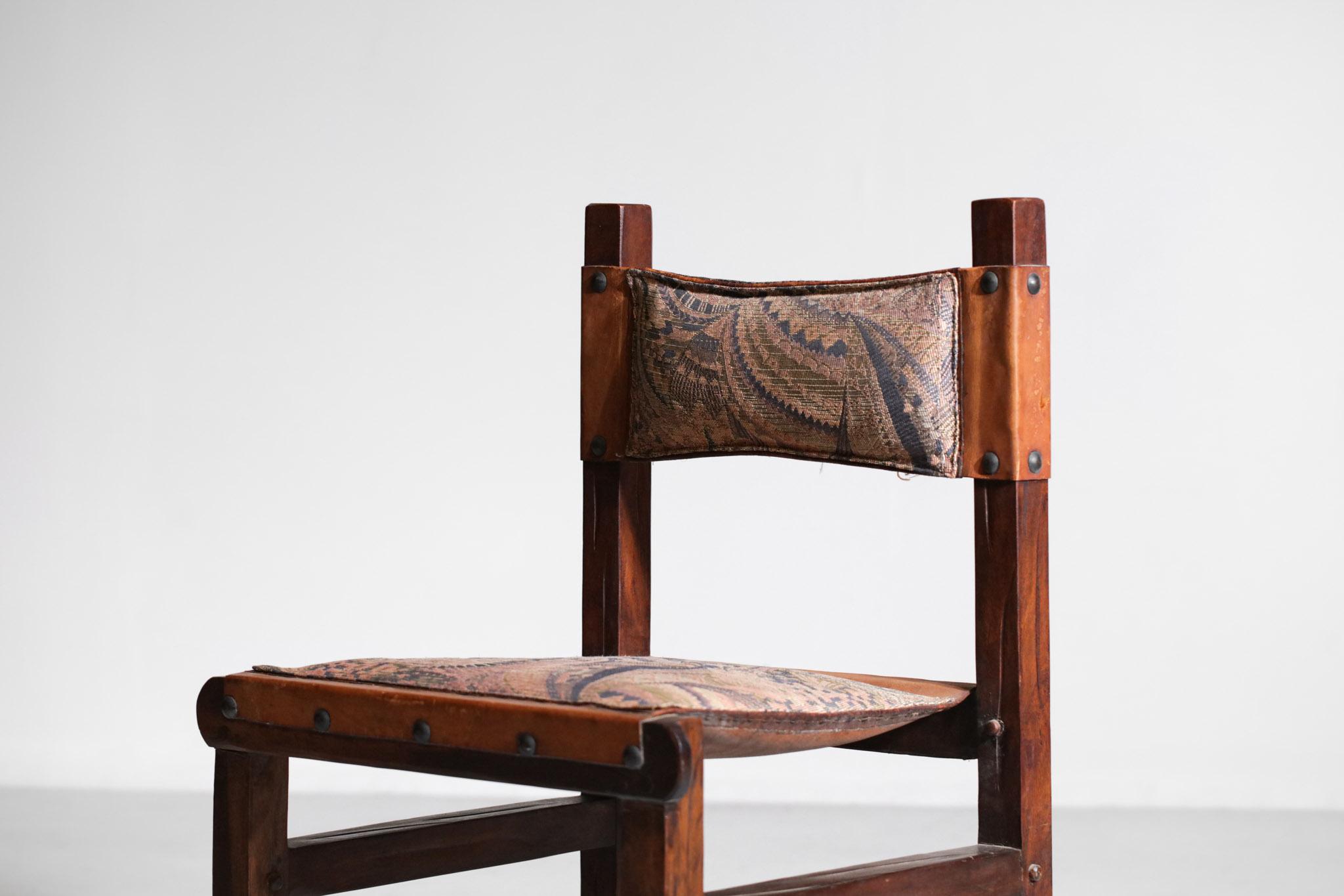 Milieu du XXe siècle Suite de 6 chaises brésiliennes des années 60 en cuir et bois massif F413 en vente